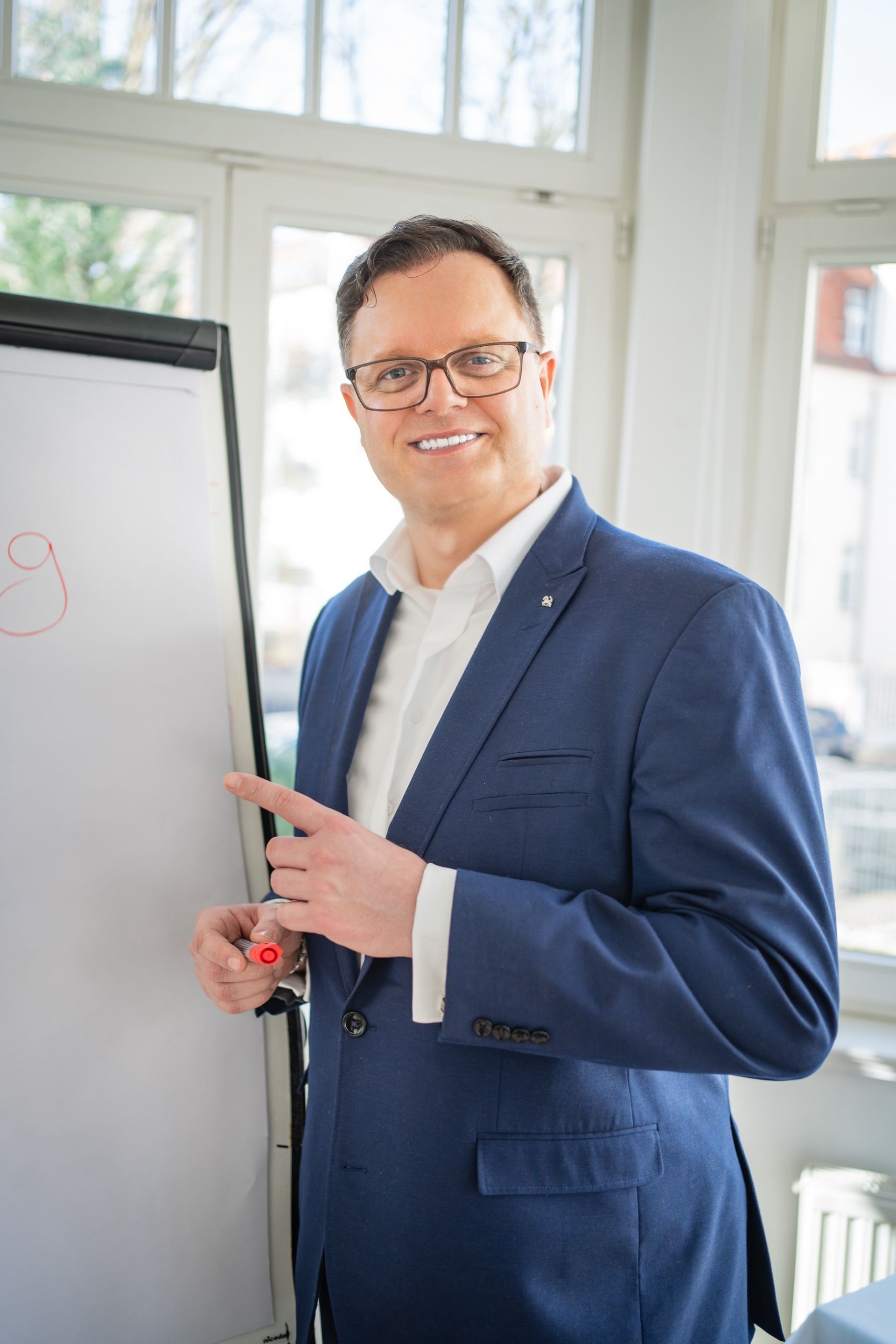 Organisations- und Prozessberater erklärt Arbeitsprozesse und Abläufe im Unternehmen