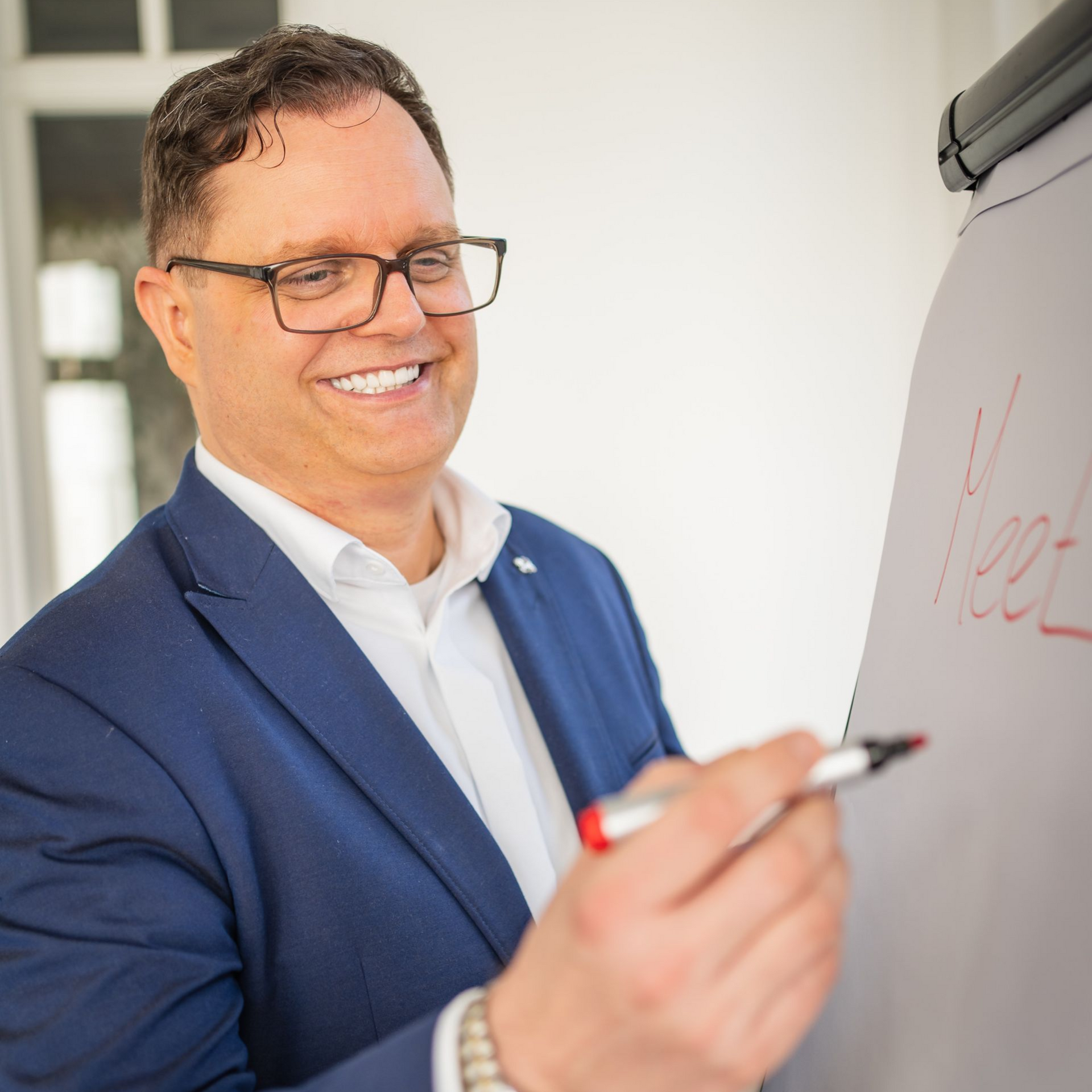 Organisations- und Prozessberater entwickelt gemeinsam Lösungen zur Optimierung von Arbeitsprozessen im Unternehmen