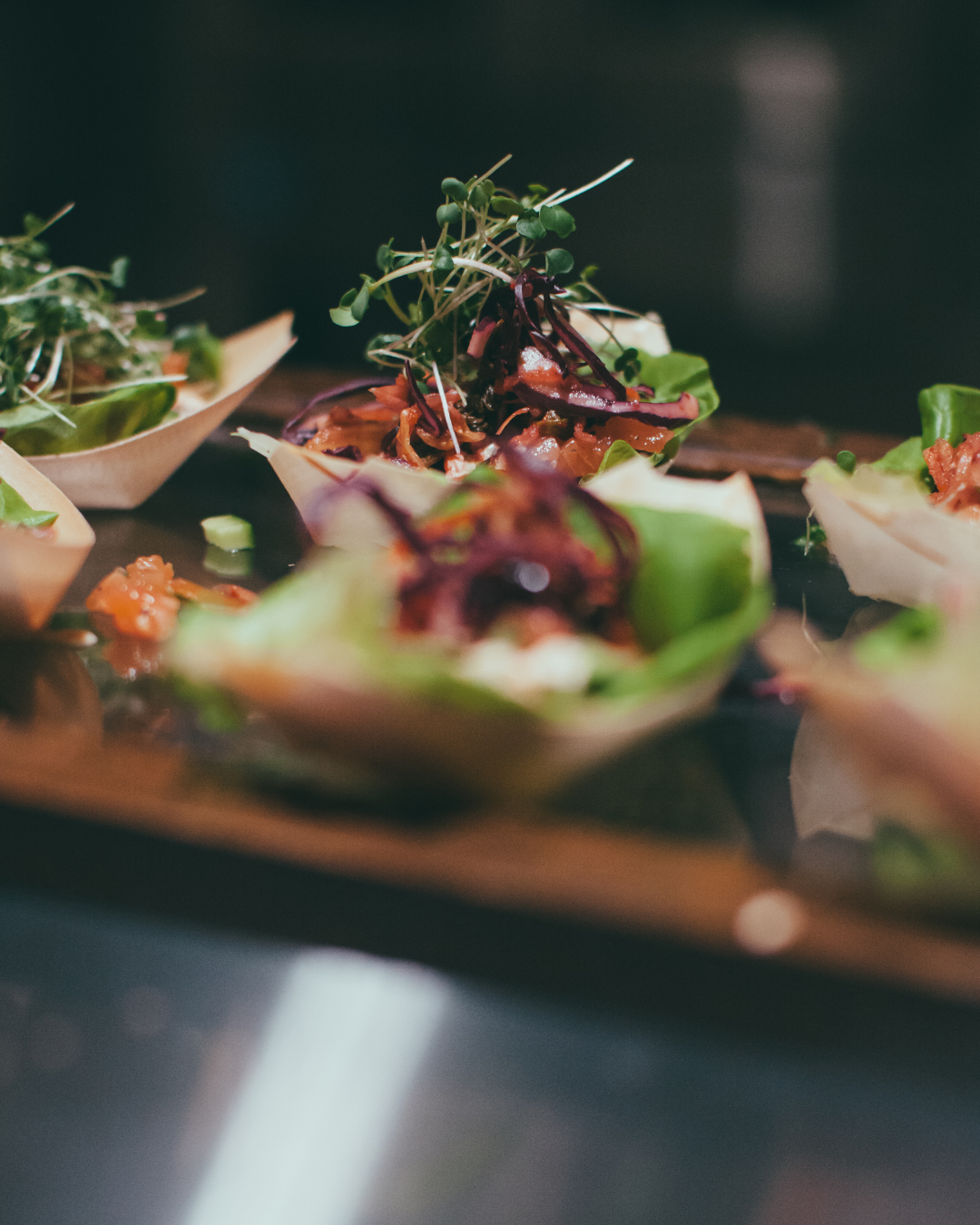Traiteur d'entreprise à Nantes - Service de salades par le traiteur