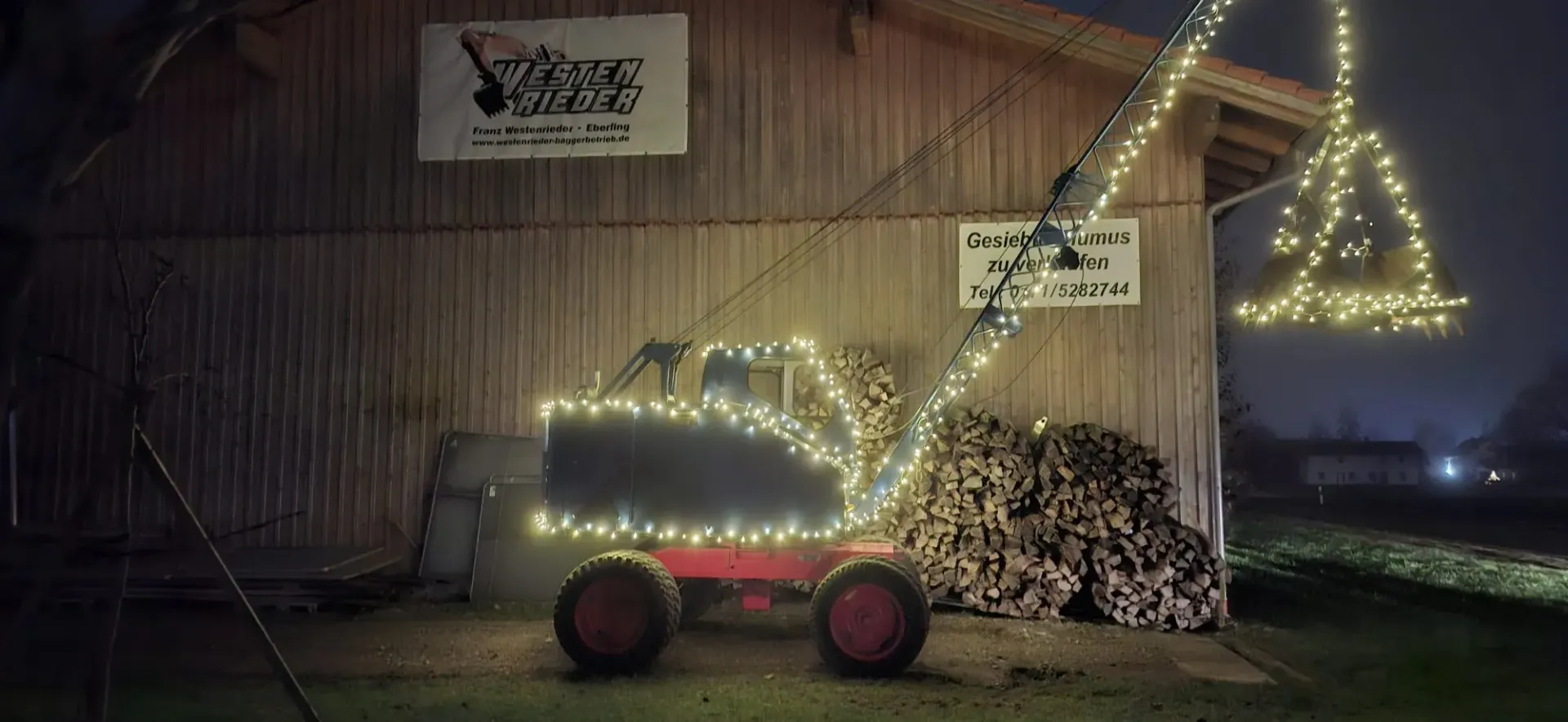 Bagger mit Weihnachtskbeleuchtung, Lichterketten