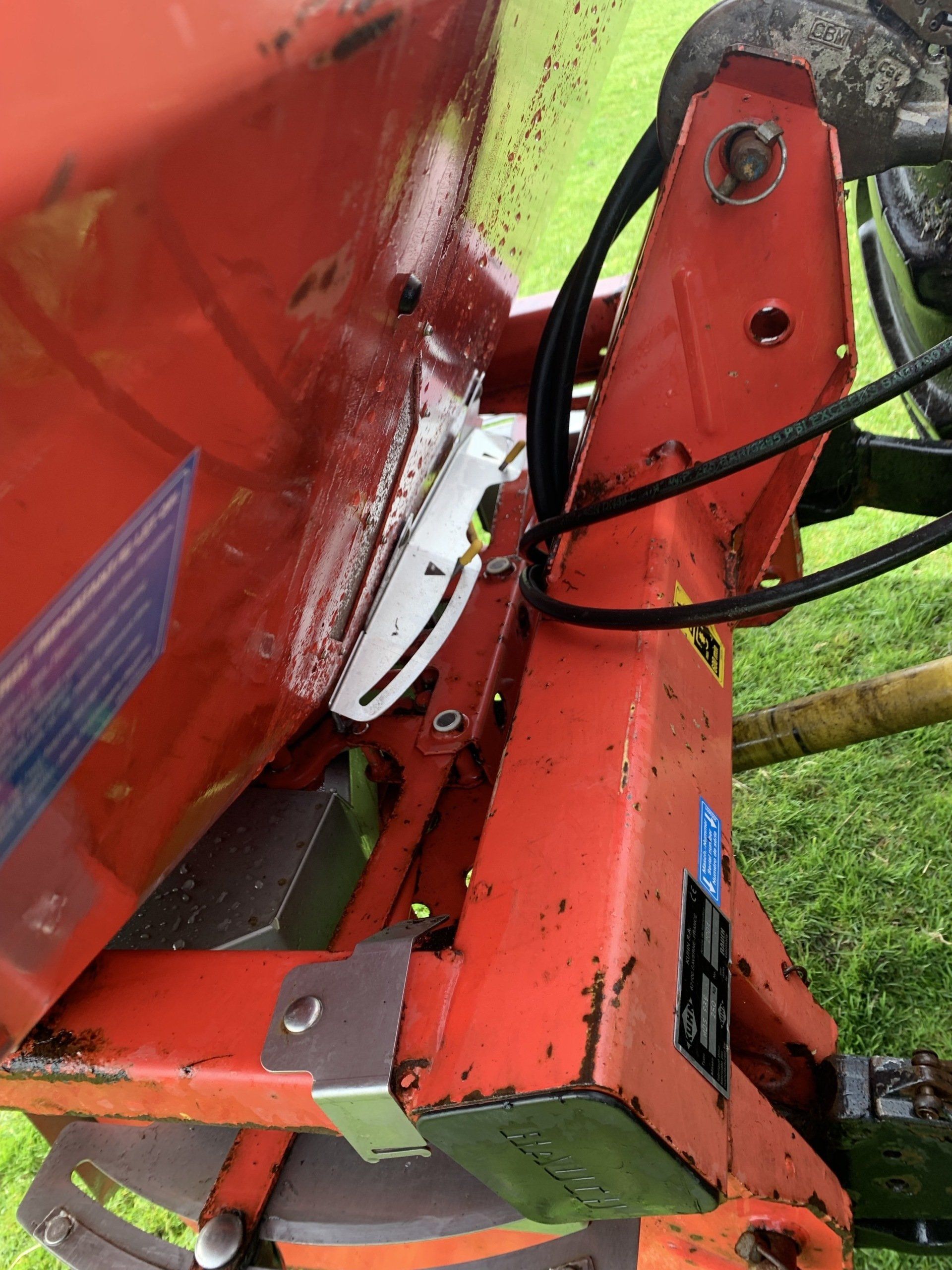 Kuhn Fertiliser Spreader for Sale, Till, Fert, Fertiliser, Twin Disc, MDS 935, PTO, 2 Bags, 1 Bag, Multi Disc Spreader, Sulky, Amazone, Kverneland, KRM,Tosside, Parkers Trading, Skipton, Settle, North Yorkshire, Machinery, Dealer, Trader, Spares, Repairs, Welding, Fabrications, Sheep, Cow, Land, Grass, Sward Slitter, Opico, Ritchie,
