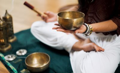 Meditation und Achtsamkeit: Niritya, Meditationslehrerin und Heilpraktikerin für Psychotherapie, bietet Meditationskurse in Püttlingen / Saar an. Meditation im Saarland: Niritya, Heilpraktikerin für Psychotherapie, Meditationslehrerin gibt Meditationskurse im Raum Saarbrücken (Püttlingen / Saar), Gesprächstherapie und Innere Kind Arbeit mit Achtsamkeit