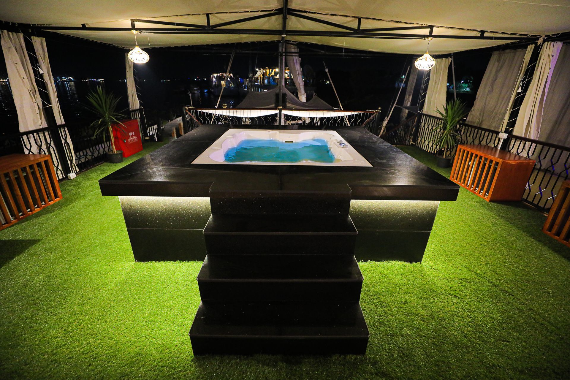 Dahabiya sur le Nil, voyage Égypte sur le Nil, croisières Deluxe Egypte, voyage Egypte pas cher, croisière Nil Egypte, voyage Egypte tout compris, agence de voyage Egypte, Agence de voyage Paris, Dahabiyat, Croisière sur le Nil en Dahabiya, visite Egypte, voyage en Egypte, séjour egypte all inclusive, nil view, Louxor, Assouan,