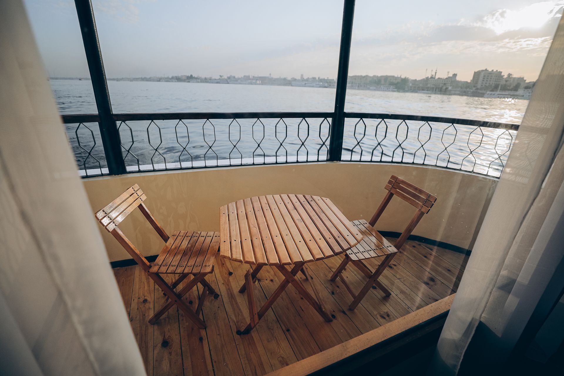 Dahabiya sur le Nil, voyage Égypte sur le Nil, croisières Deluxe Egypte, voyage Egypte pas cher, croisière Nil Egypte, voyage Egypte tout compris, agence de voyage Egypte, Agence de voyage Paris, Dahabiyat, Croisière sur le Nil en Dahabiya, visite Egypte, voyage en Egypte, séjour egypte all inclusive, nil view, Louxor, Assouan,