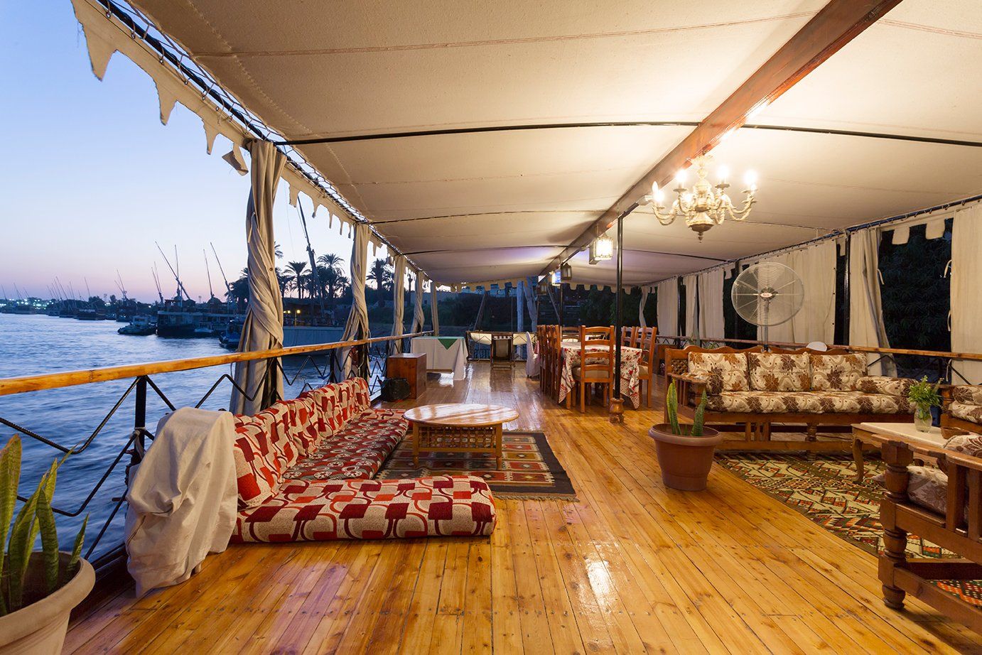 Dahabiya sur le Nil, voyage Égypte sur le Nil, croisières Deluxe Egypte, voyage Egypte pas cher, croisière Nil Egypte, voyage Egypte tout compris, agence de voyage Egypte, Agence de voyage Paris, Dahabiyat, Croisière sur le Nil en Dahabiya, visite Egypte, voyage en Egypte, séjour egypte all inclusive, nil view, Louxor, Assouan,