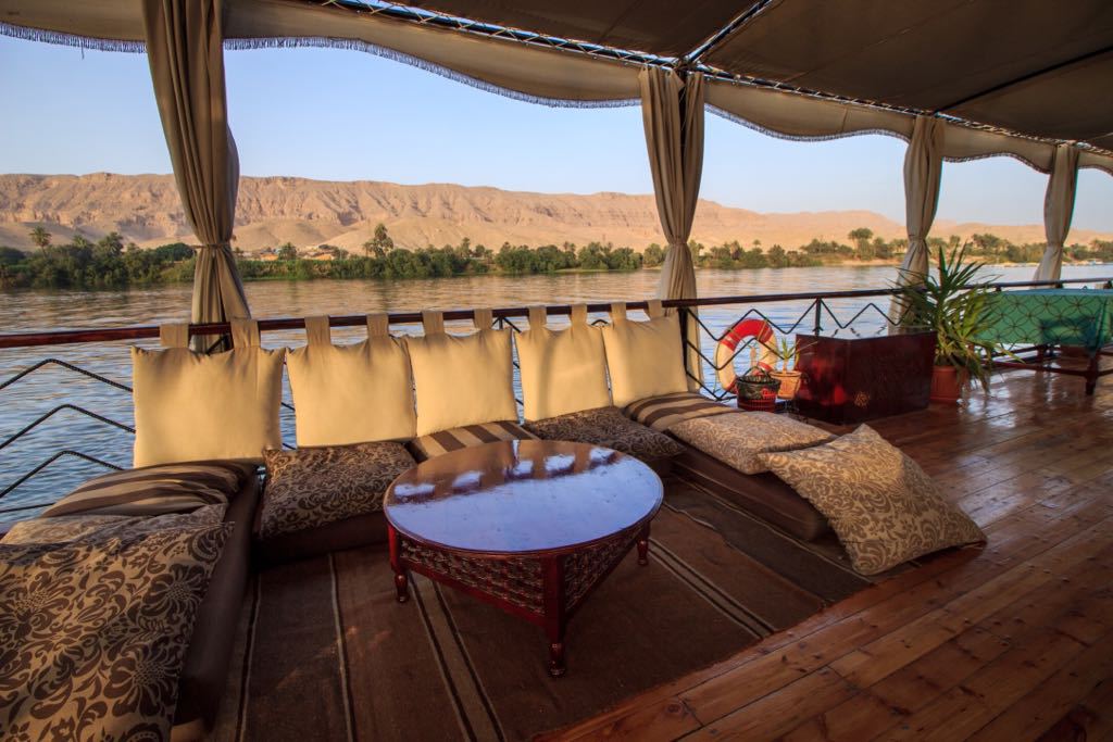 Dahabiya sur le Nil, voyage Égypte sur le Nil, croisières Deluxe Egypte, voyage Egypte pas cher, croisière Nil Egypte, voyage Egypte tout compris, agence de voyage Egypte, Agence de voyage Paris, Dahabiyat, Croisière sur le Nil en Dahabiya, visite Egypte, voyage en Egypte, séjour egypte all inclusive, nil view, Louxor, Assouan,