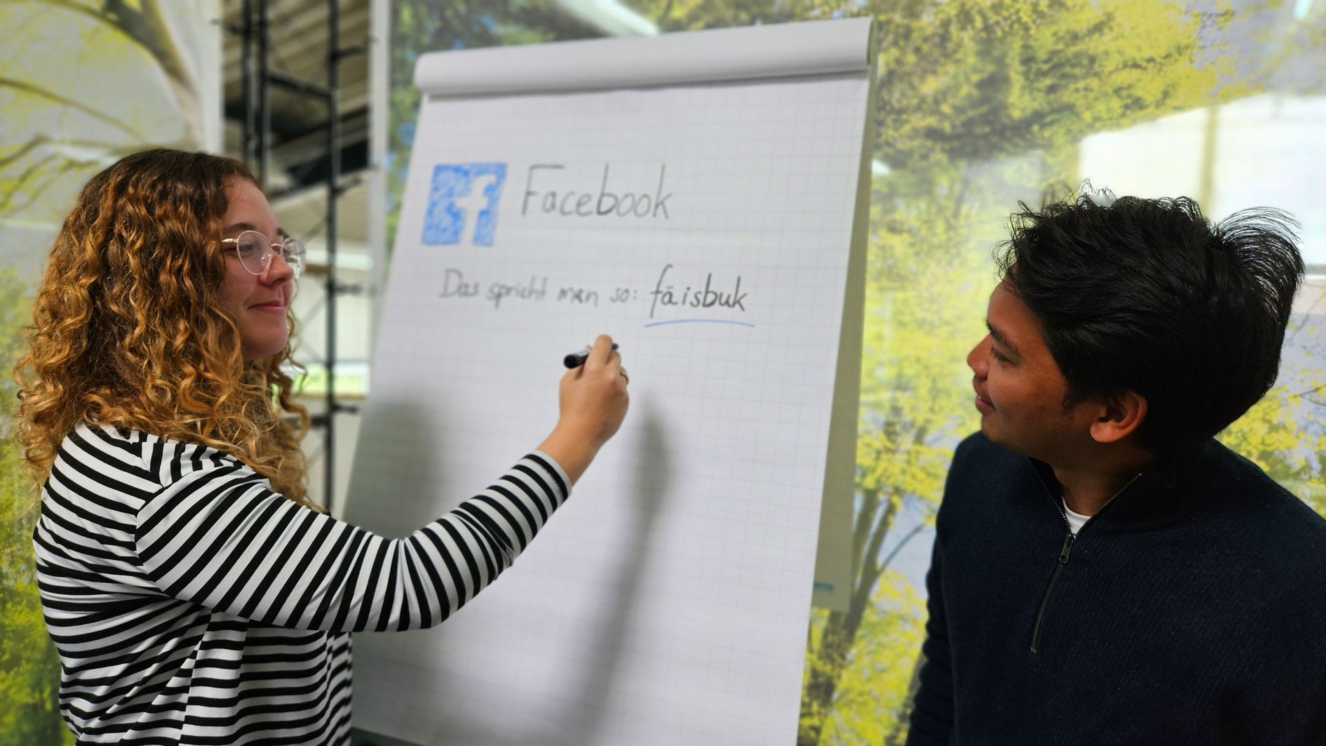 Anhand eine Wortes wird Leichte Sprache auf einem Flipchart erklärt.