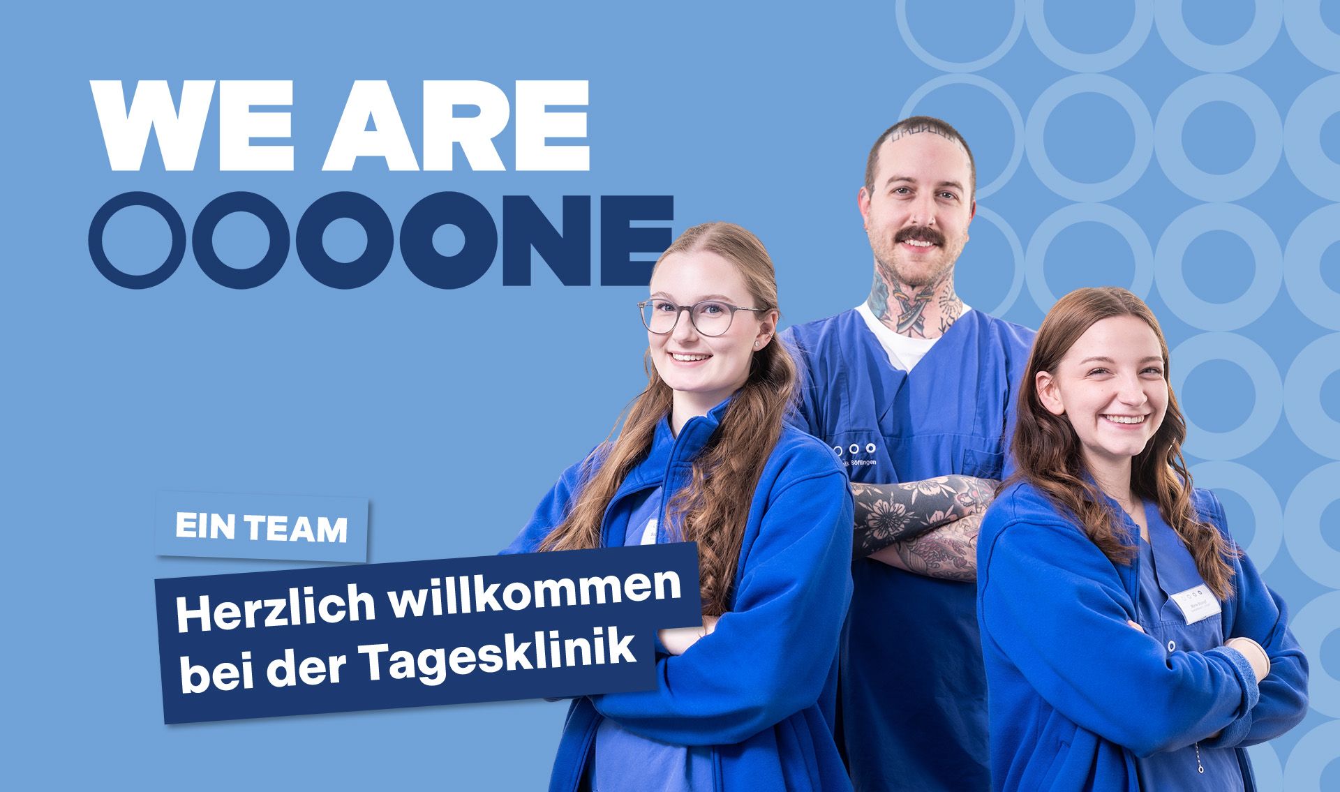 Desingkomposition der Employer Branding Gestaltung der Tagesklinik Söflingen. Hellblauer Hintergrund mit der Wortmarke WE ARE ONE, drei Mitarbeiter, die stolz zusammenstehen und ein Text der sagt: Ein Team: Herzlich willkommen bei der Tagesklinik.