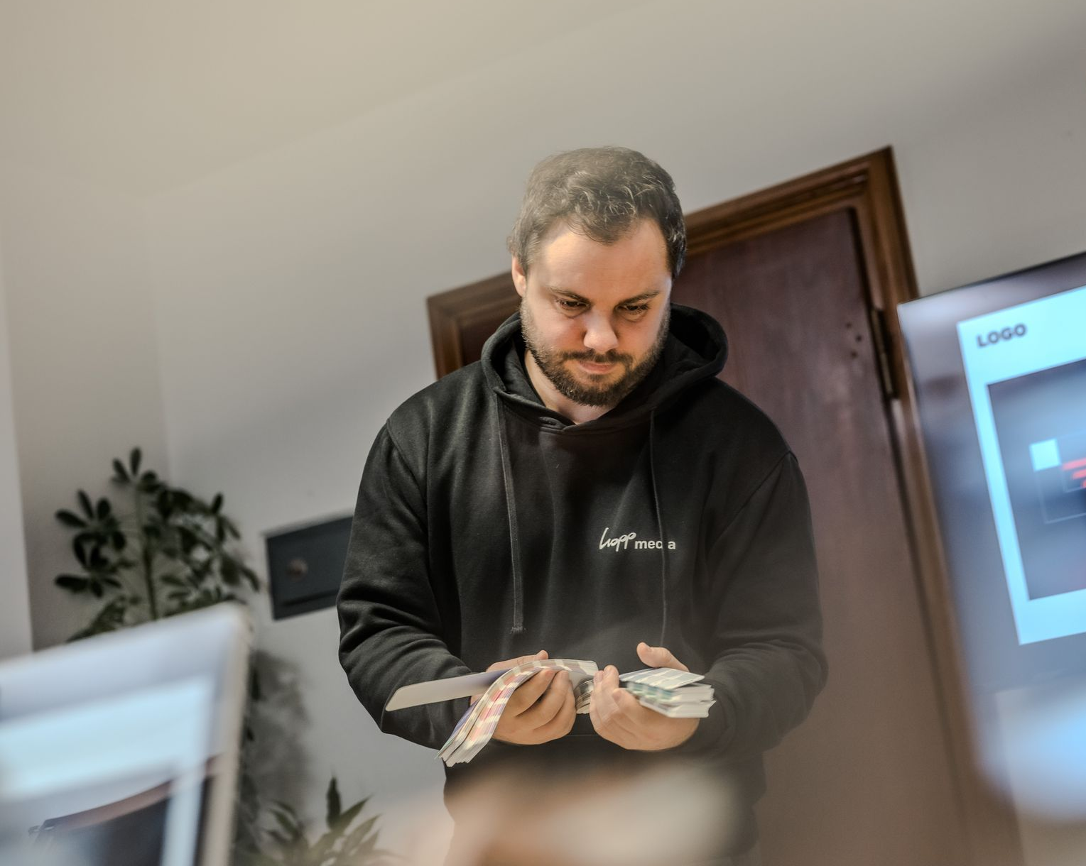 Mehrere Personen, die im Dialog zur kreativen Markenentwicklung und strategischen Positionierung für Unternehmen und Organisationen sind.