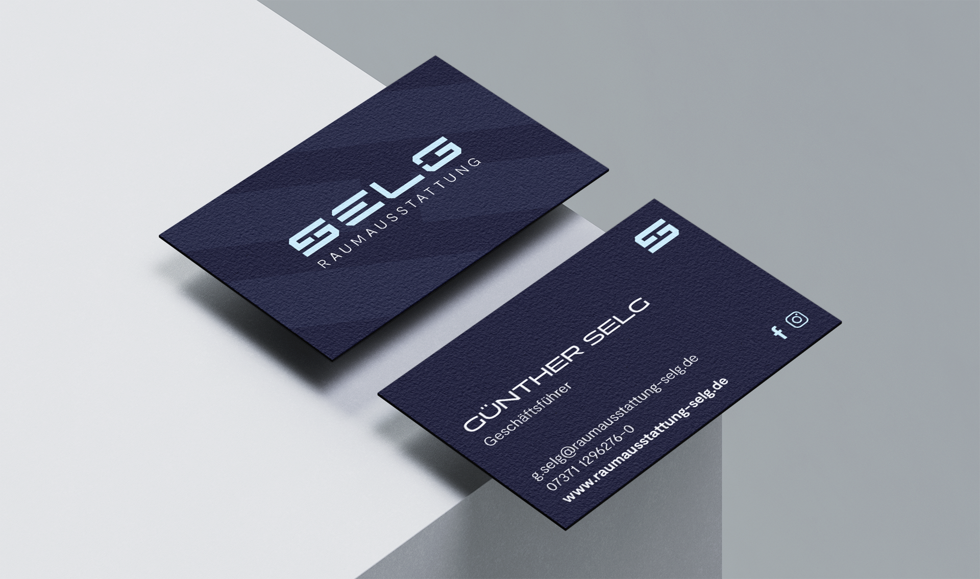 Mockup von Visitenkarten der Firma Selg Raumausstattung. Auf der Vorderseite ist das neue Logo und auf der Rückseite die Kontaktdaten von Günther Selg, dem Geschäftsführer.