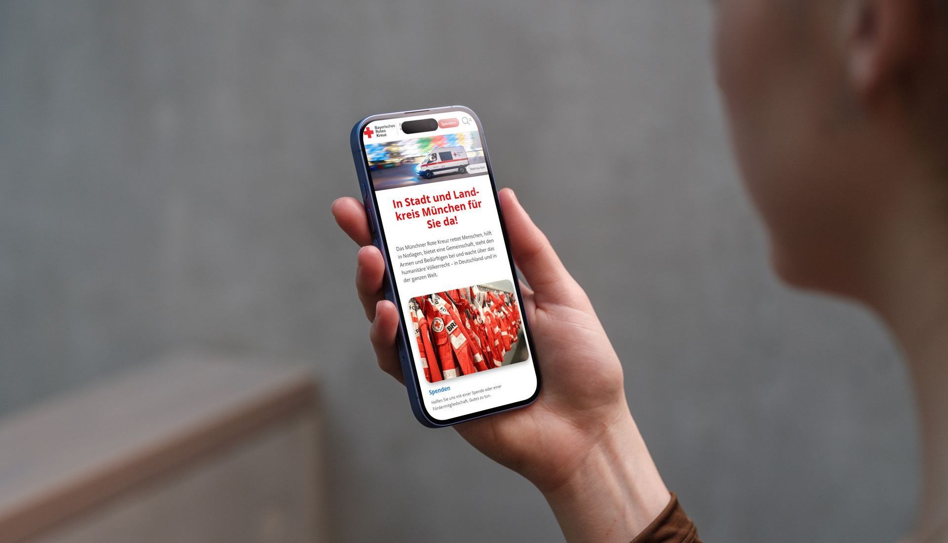 Mock-Up Handy mit einer DRK-Website