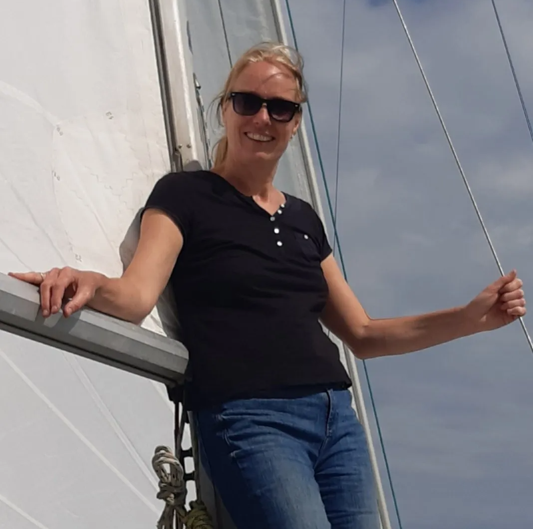 Capitaine Ienke sur son voilier Capitaine Ienke sur son voilier