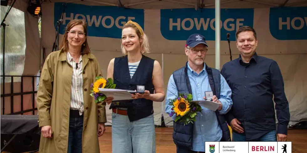 Jacqueline Kappl (CEO/JRK Studios Berlin) erhält den Lichtenberger Bezirkstaler für besonderes ehrenamtliches Engagement am begehbaren Adventskalender.