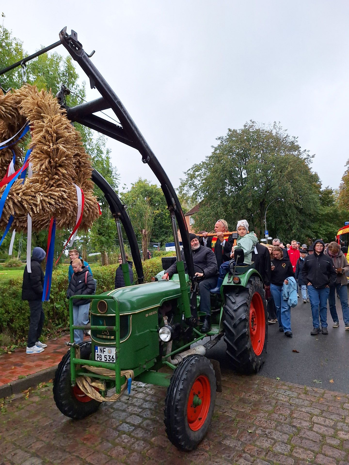 Erntedankfest Kirche Eiderstedt Mitte. Das Bild zeigt einen Traktor.