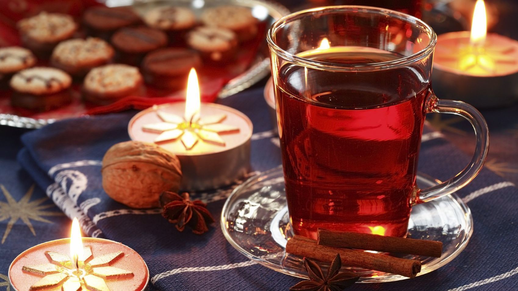Link zur Seite Lebendiger Adventskalender. Das Symbolbild zeigt ein Glas Tee mit Gebäck. Link zur Seite Lebendiger Adventskalender. Symbolbild Glas Tee mit Gebäck.
