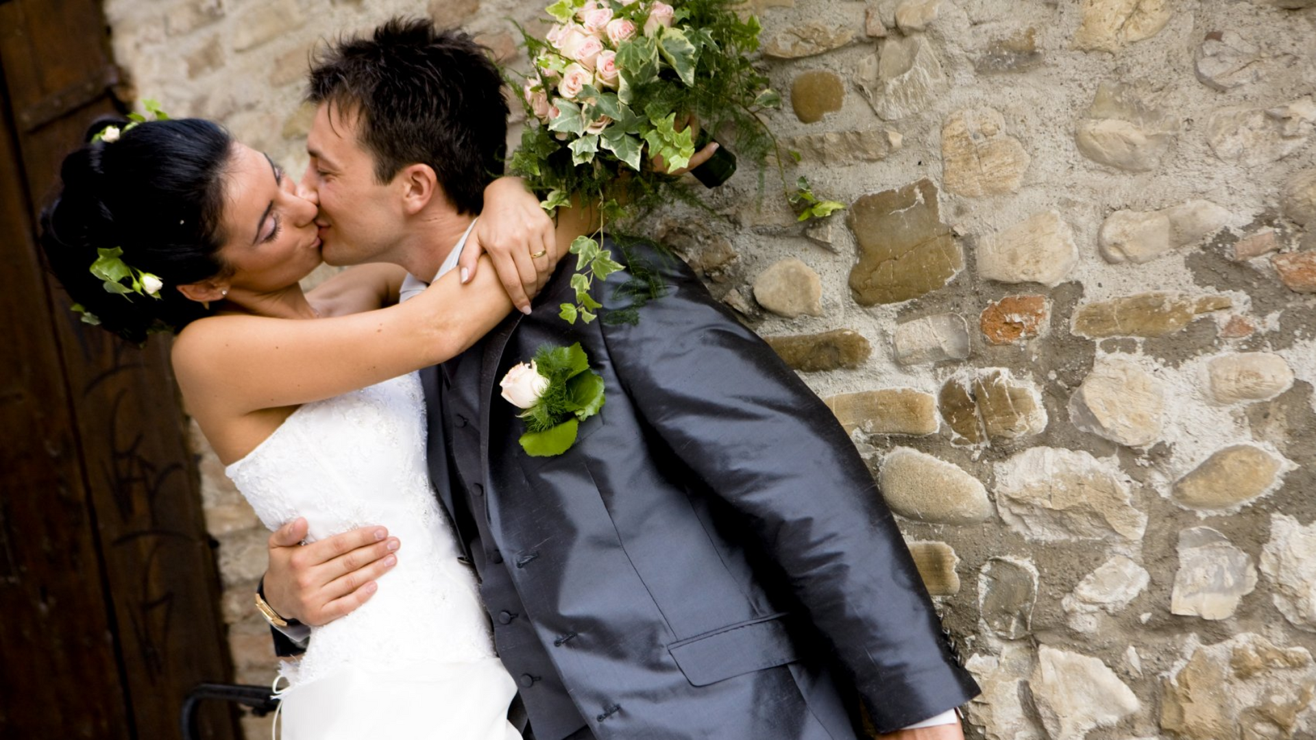 Link zur Seite Hochzeit Link zur Seite Hochzeit. Ein Brautpaar küsst sich.