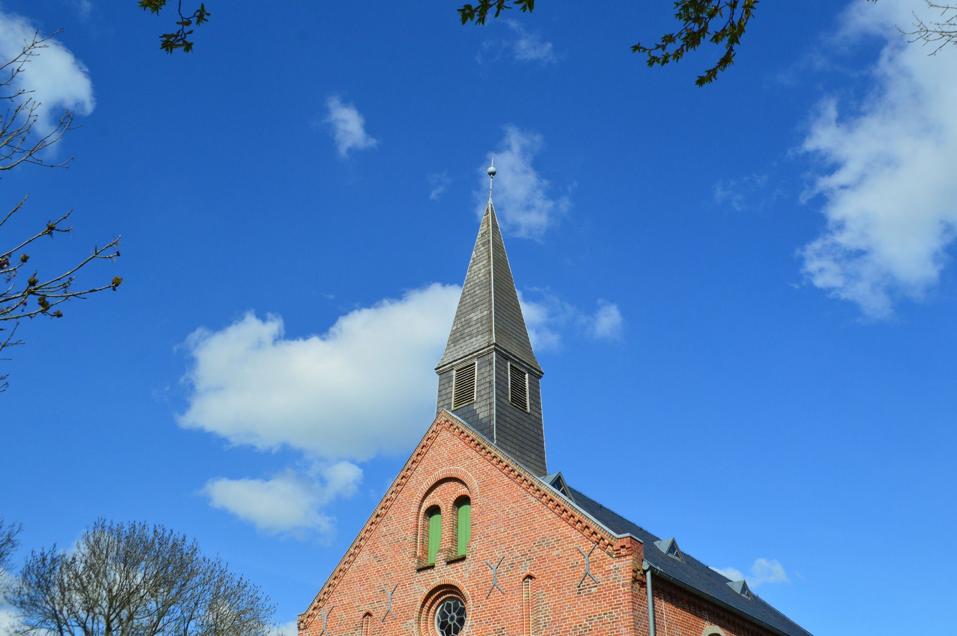 Das Bild zeigt den Kirchturm der Kirche St. Martin in Vollerwiek