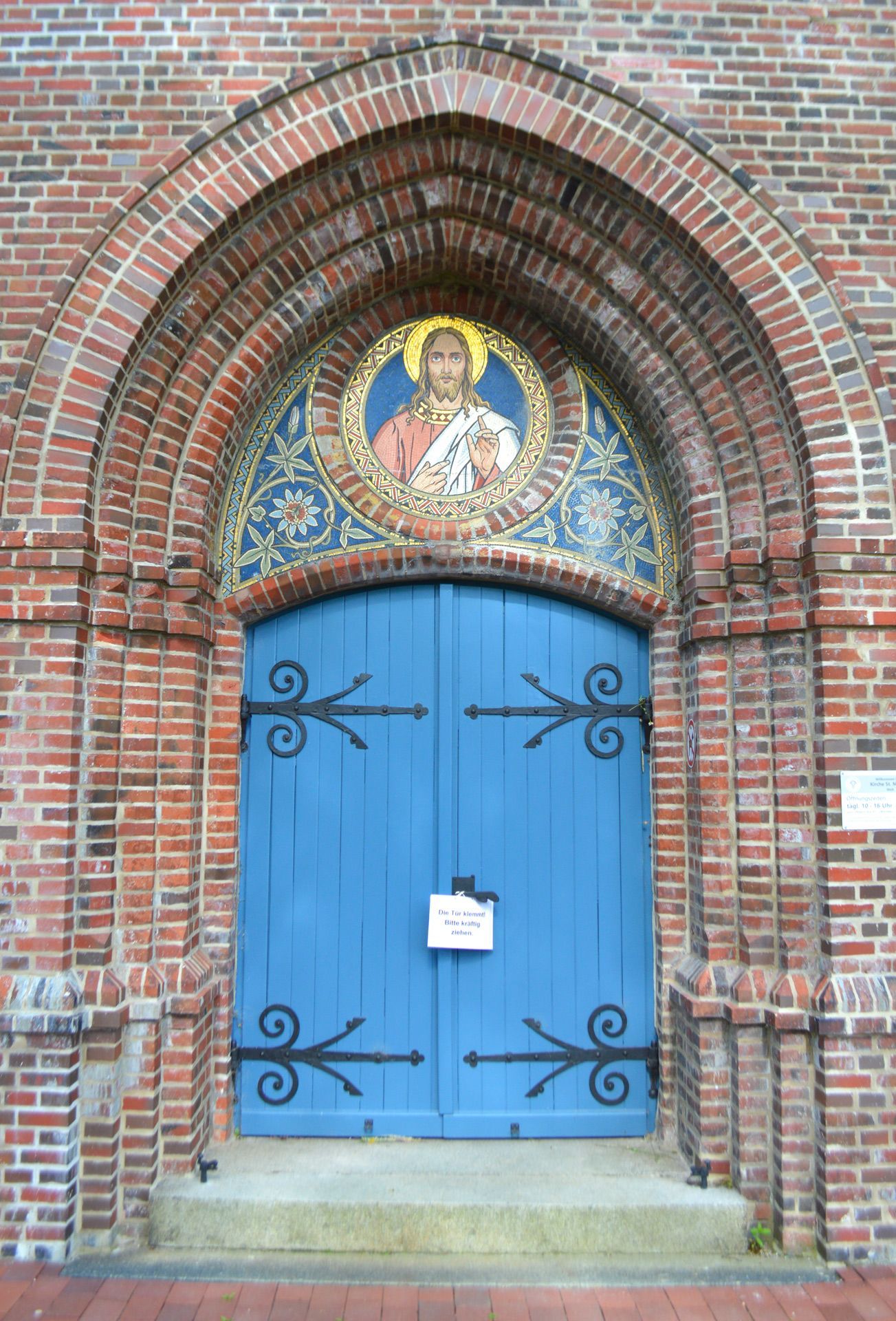 Das Bild zeigt den westlichen Haupteingang der Kirche St. Michael in Welt