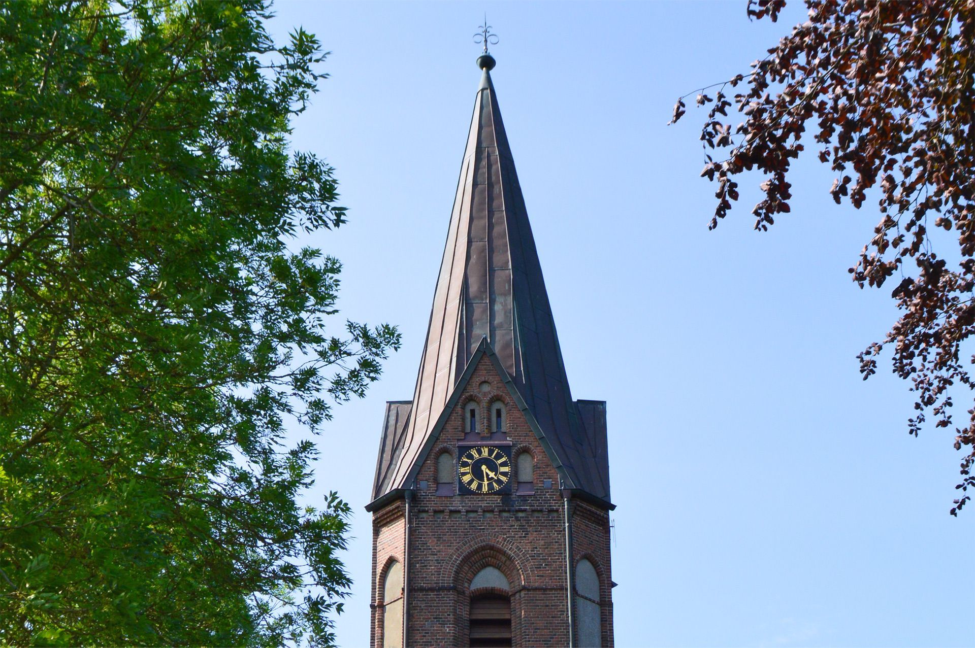 Kirchensanierung auf Eiderstedt. Kirche St. Michael in Welt nach der Sanierung. Kirchensanierung auf Eiderstedt. Das Bild zeigt den Kirchturm Kirche St. Michael in Welt nach der Sanierung.