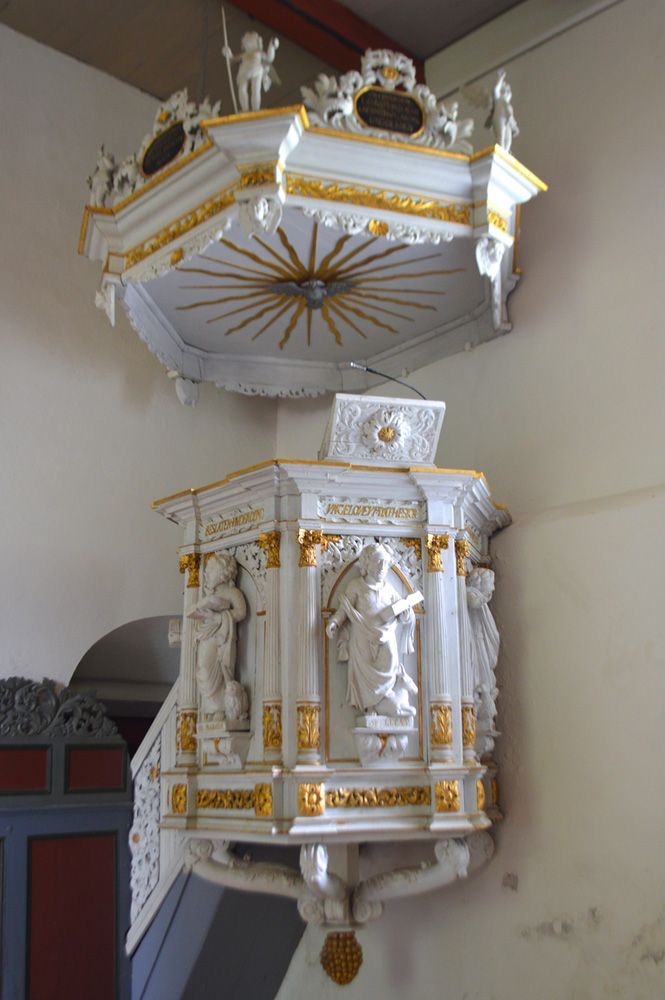 Das Bild zeigt die Kanzel von 1578 der Kirche St. Michael in Welt.