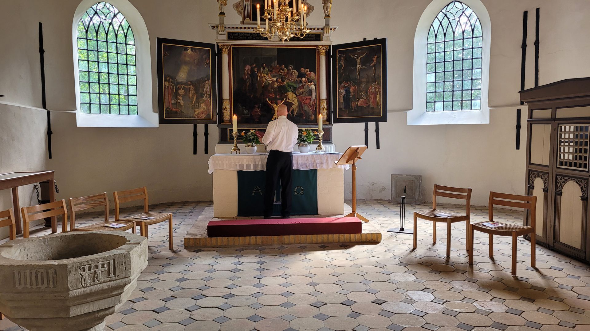 Das Bild zeigt den Flügelaltar mit Gemälden von Govert van Achten (um 1600) der Kirche St. Michael in Welt.