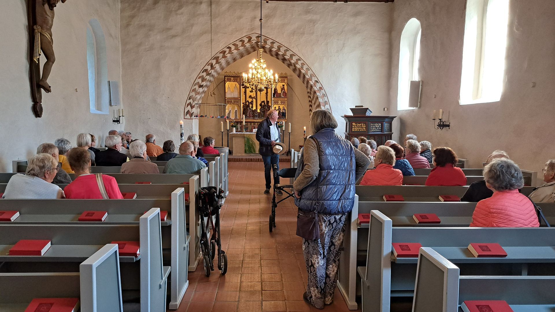 Gemeindeausflug. Das Bild zeigt die Teilnehmer beim Besuch einer Kirche.