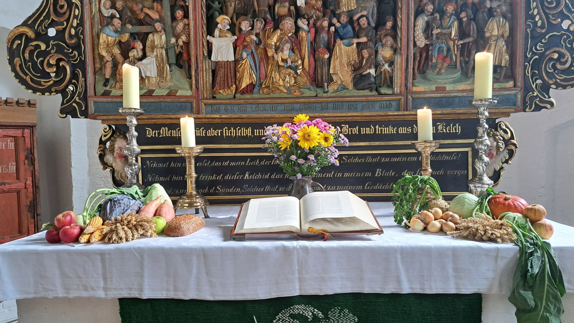 Erntedankfest. Das Bild zeigt Erntegut in der Kirche am Altarraum.