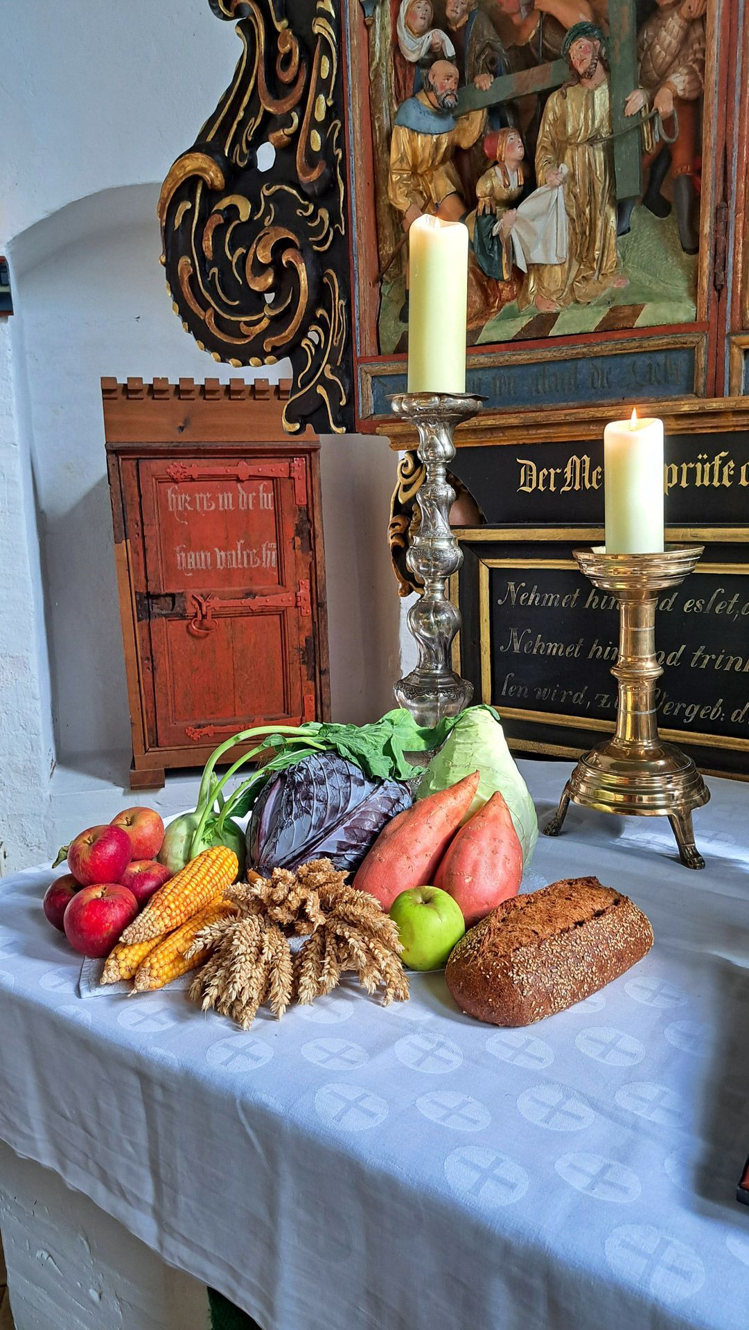 Erntedankfest. Das Bild zeigt Erntegut in der Kirche am Altarraum.