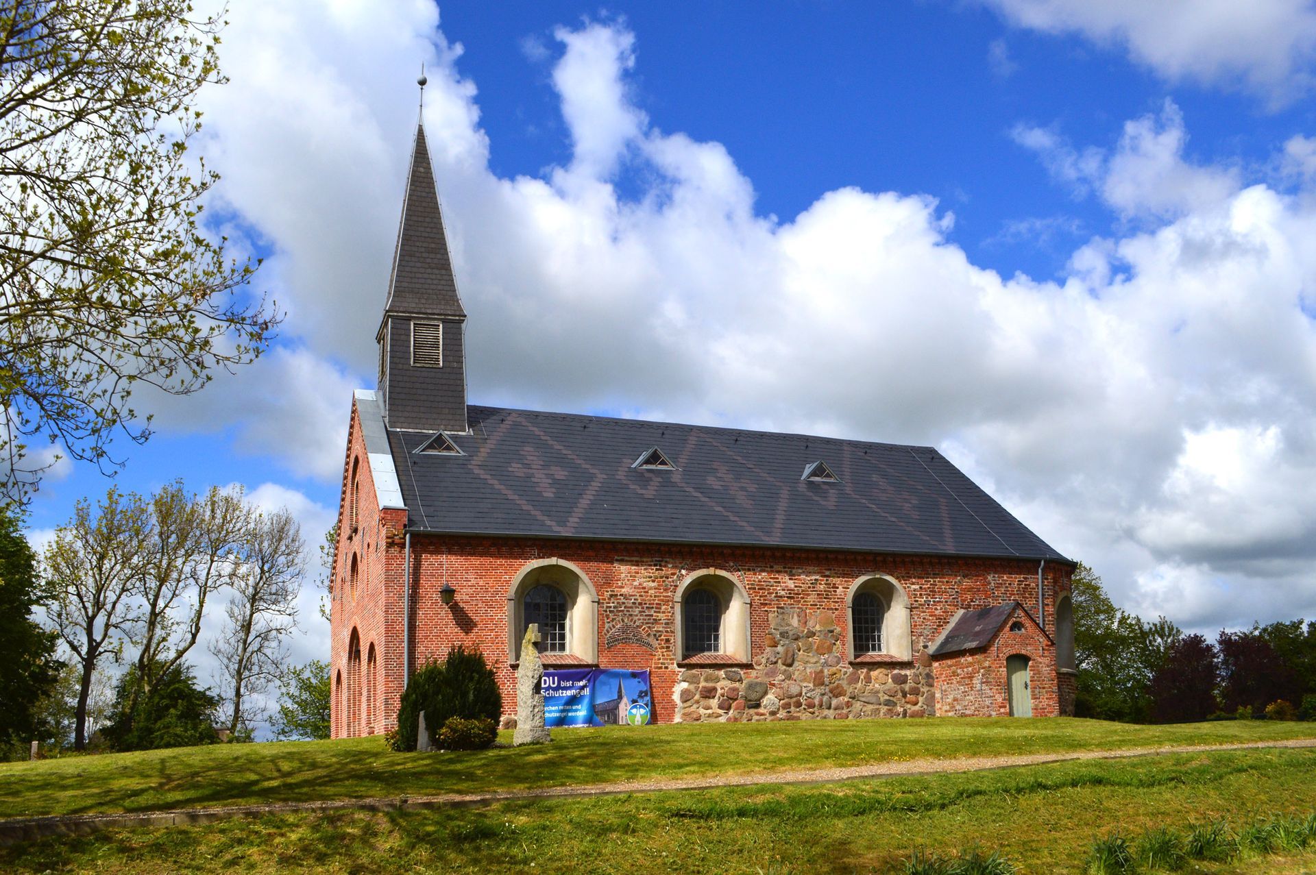 Südwand, Feldsteine mit denen die Kirche im Jahr 1113 gegründet wurde.
