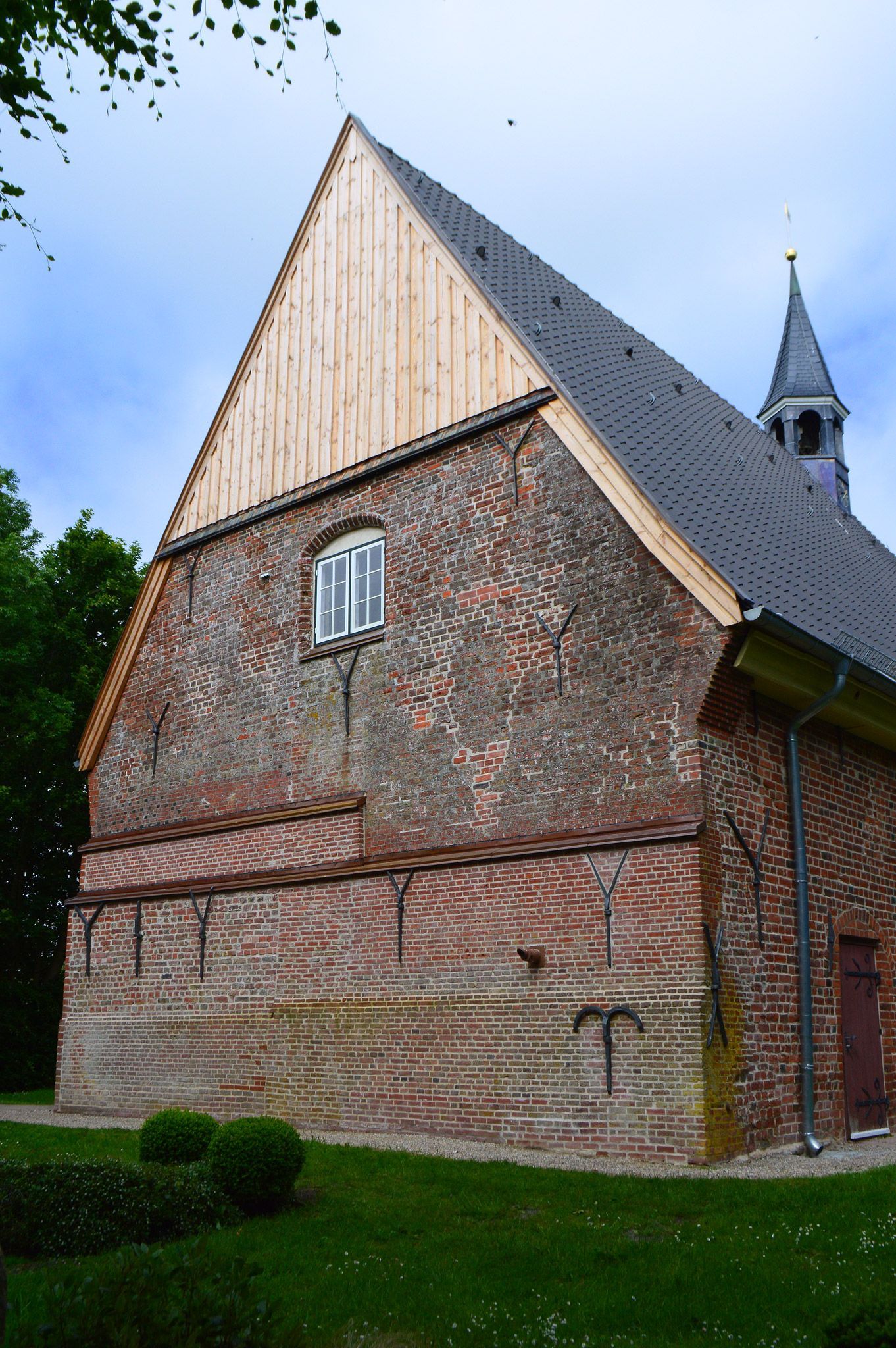 sanierte westliche Fassade der Kirche St. Katharina in Katharinenheerd.