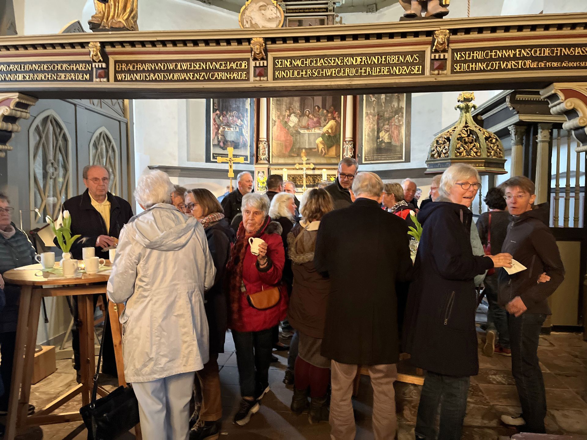 Das Bild zeigt die Gemeinde beim Festgottesdienst mit anschließendem Kaffeetrinken in der Kirche St. Katharina