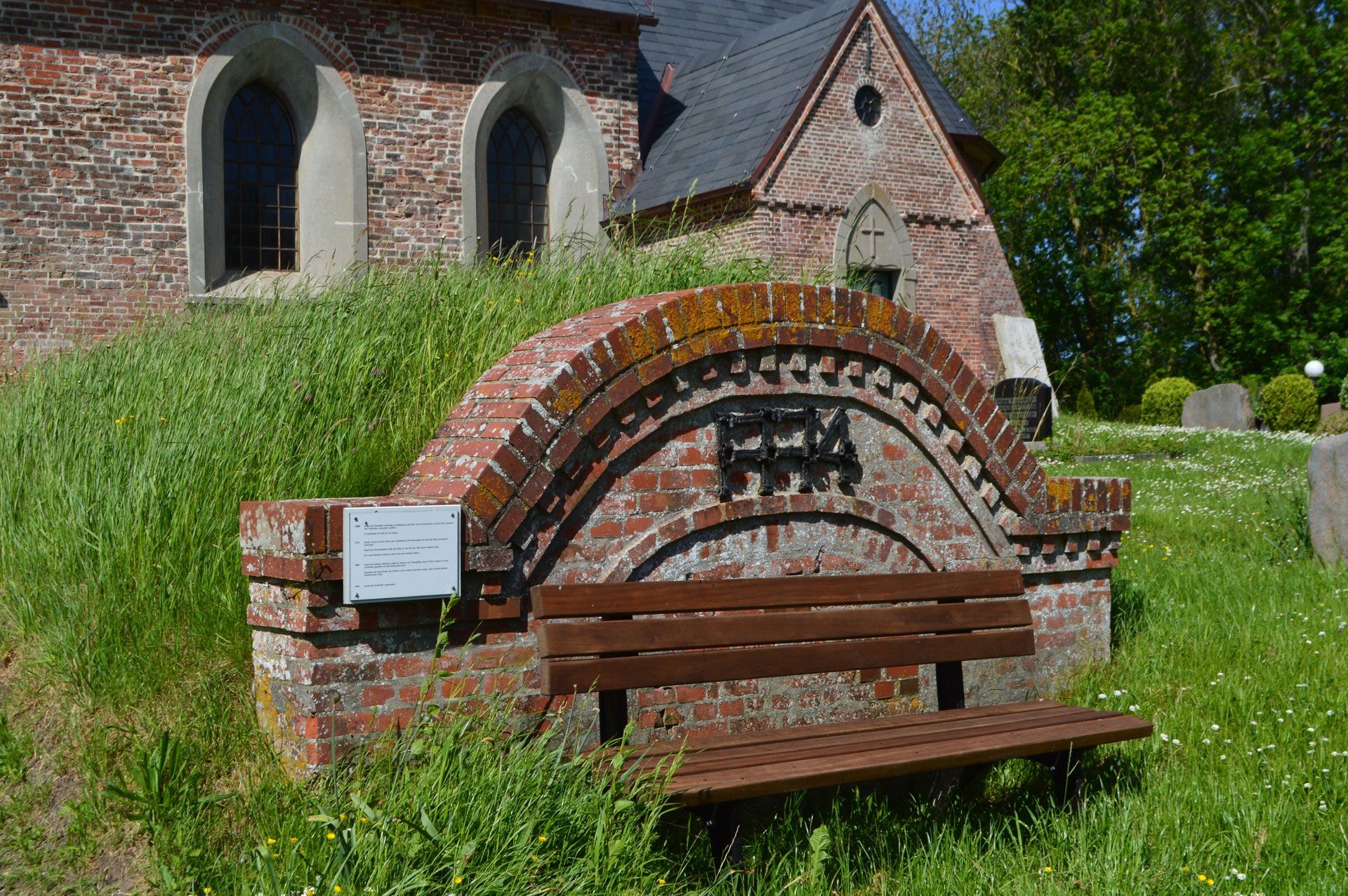 Das Bild zeigt eine historische Grabstätte der Kirche St. Martin in Osterhever
