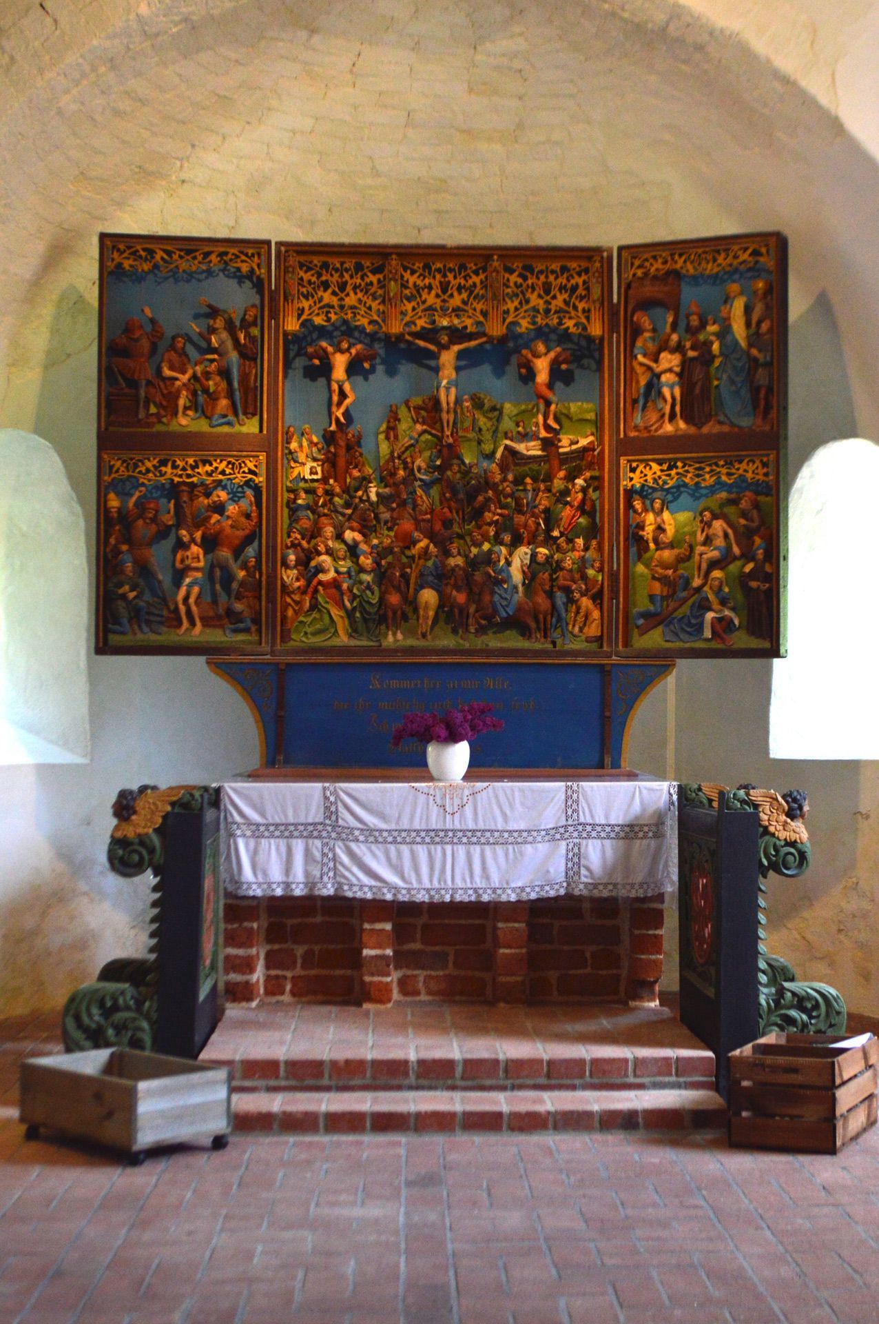 Das Bild zeigt den um 1520 datierten Schnitzaltar in der alten Apsis