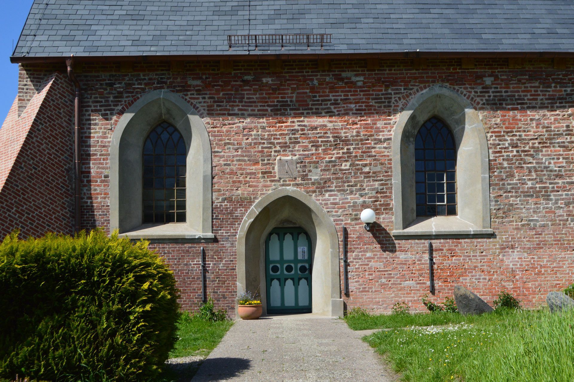 Das Bild zeigt den südlichen Haupteingang der Kirche St. Martin in Osterhever