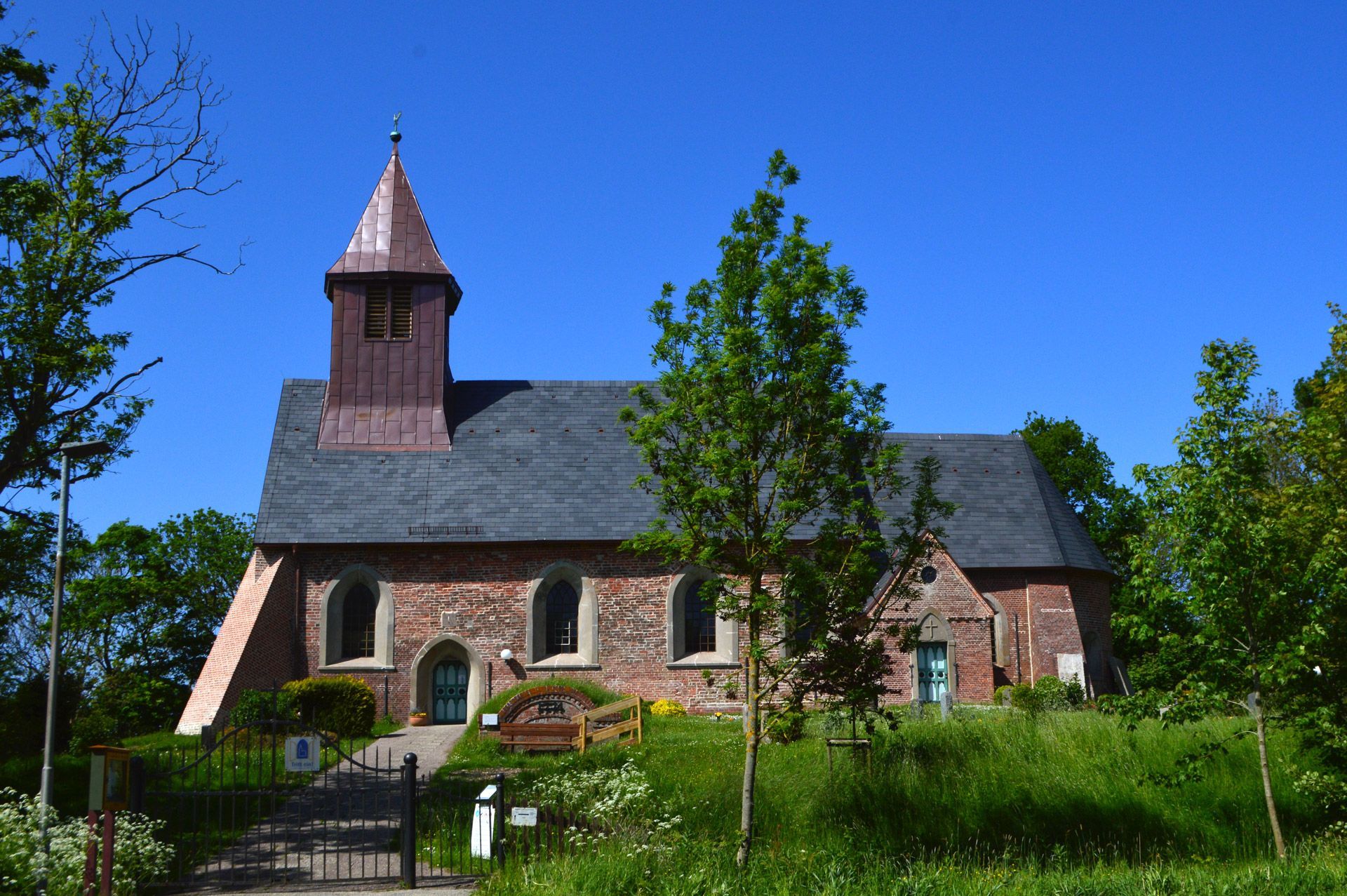 Das Bild zeigt die südliche Ansicht der Kirche St. Martin in Osterhever