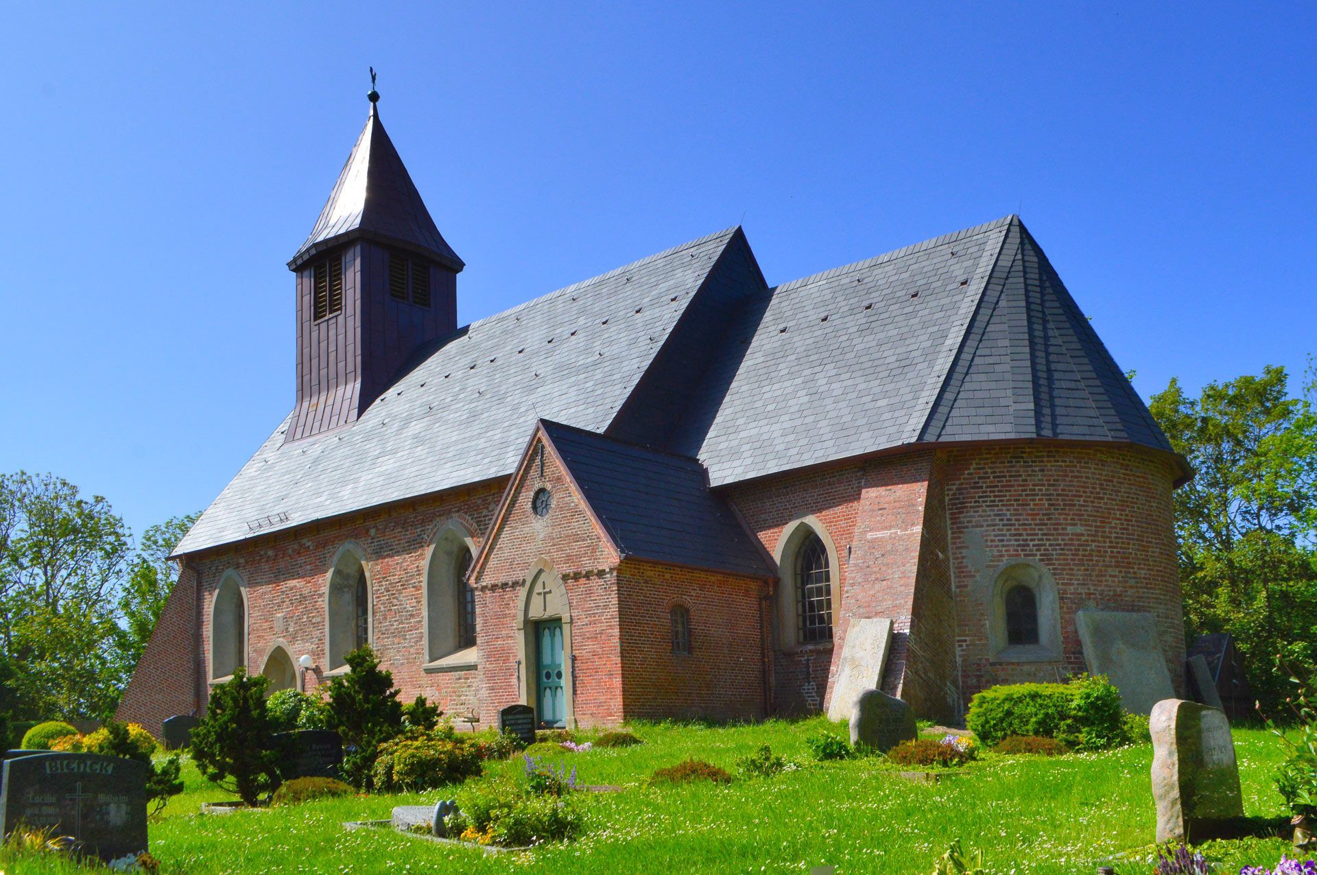 Das Bild zeigt die südöstliche Ansicht der Kirche St. Martin in Osterhever