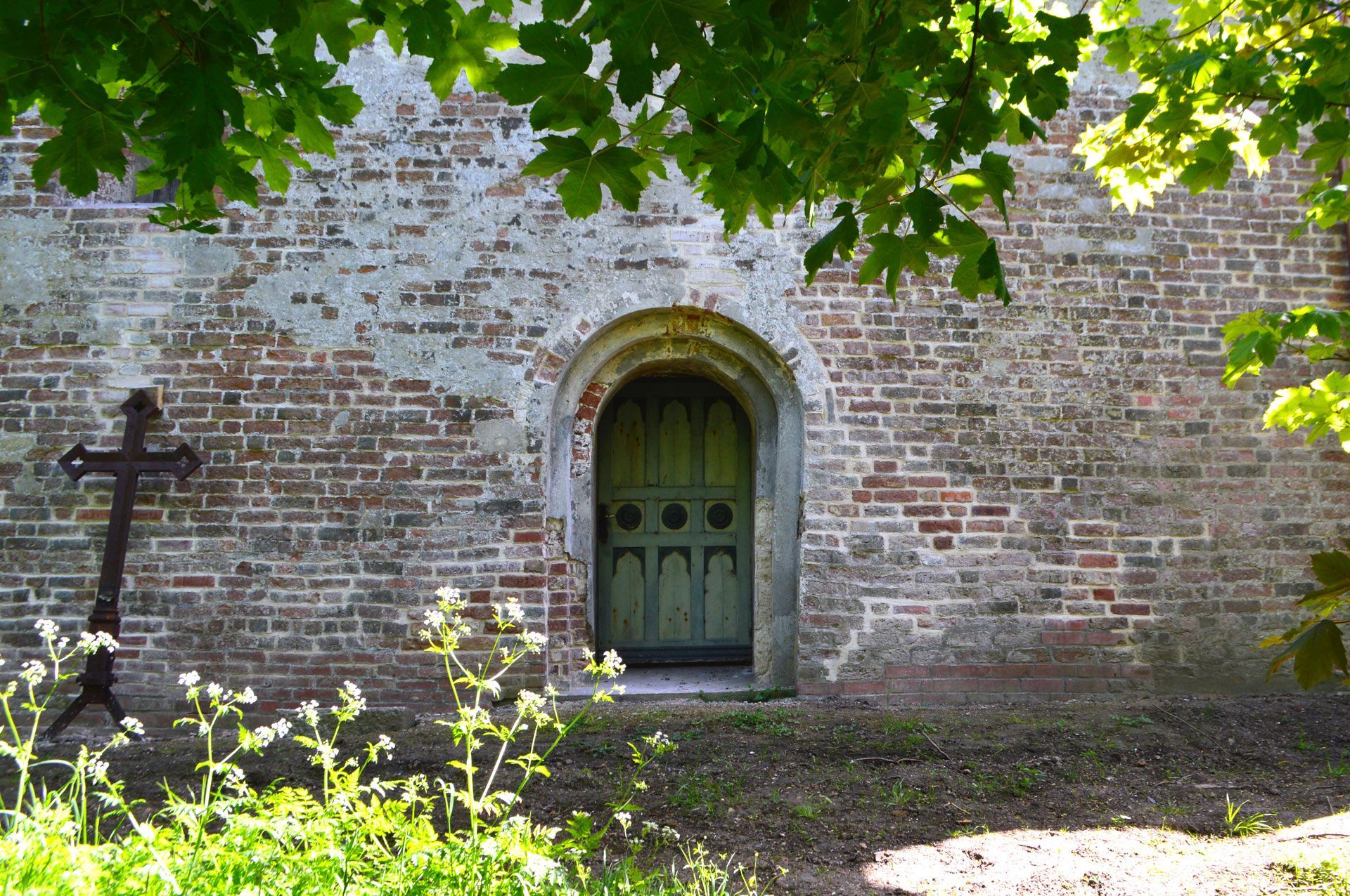 Das Bild zeigt den Nordeingang der Kirche St. Martin in Osterhever