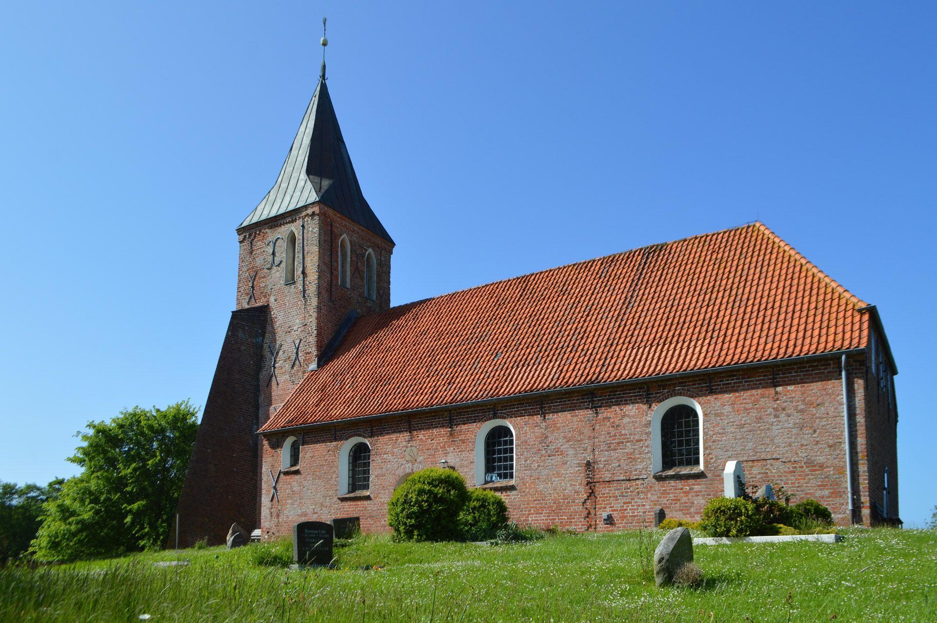 Das Bild zeigt die Kirche St. Stephanus in Westerhever vor der Sanierung aus südlicher Perspektive