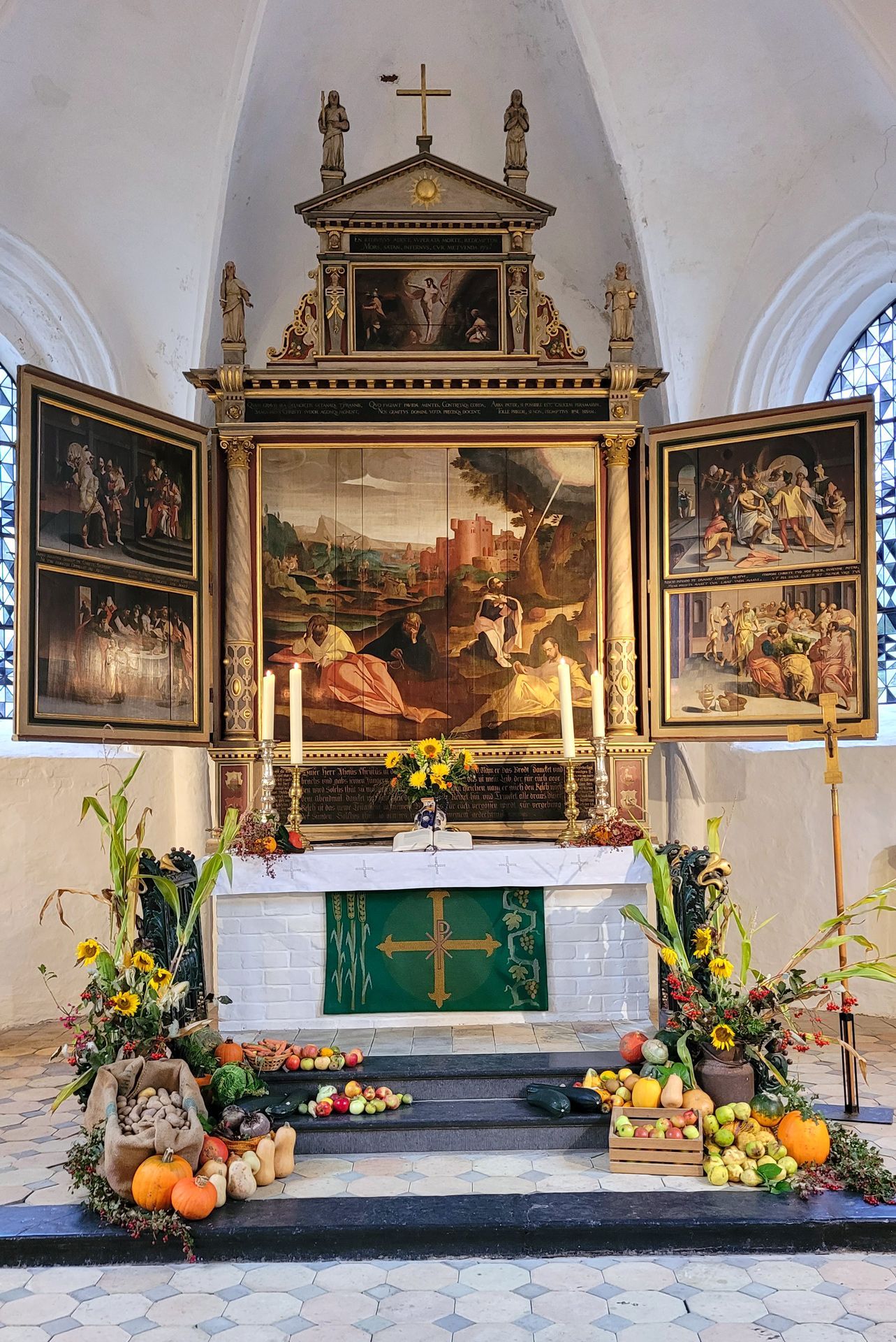 Der auf 1596 datierte dreiflügelige Gemäldealtar gilt als „Hauptwerk des Manierismus in Schleswig-Holstein“