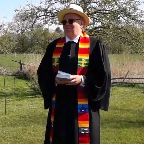 Pastor Thomas Knippenberg Das Bild zeigt Pastor Thomas Knippenberg bei einer Open-Air-Predigt