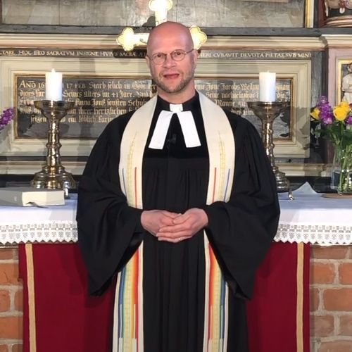 Pastor Jörg Reglinski Das Bild zeigt Pastor Jörg Reglinski vor einem Altar.