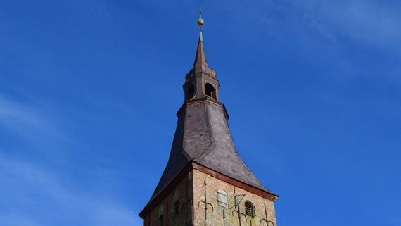 Das Bild zeigt den oberen Teil des Kirchturms in Tetenbüll