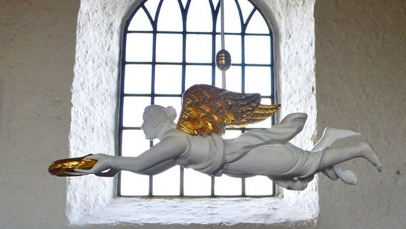 Link zur Seite Gottesdienste Link zur Seite Gottesdienste.
Das Bild zeigt eine Engelsfigur aus der Kirche in Westerhever.