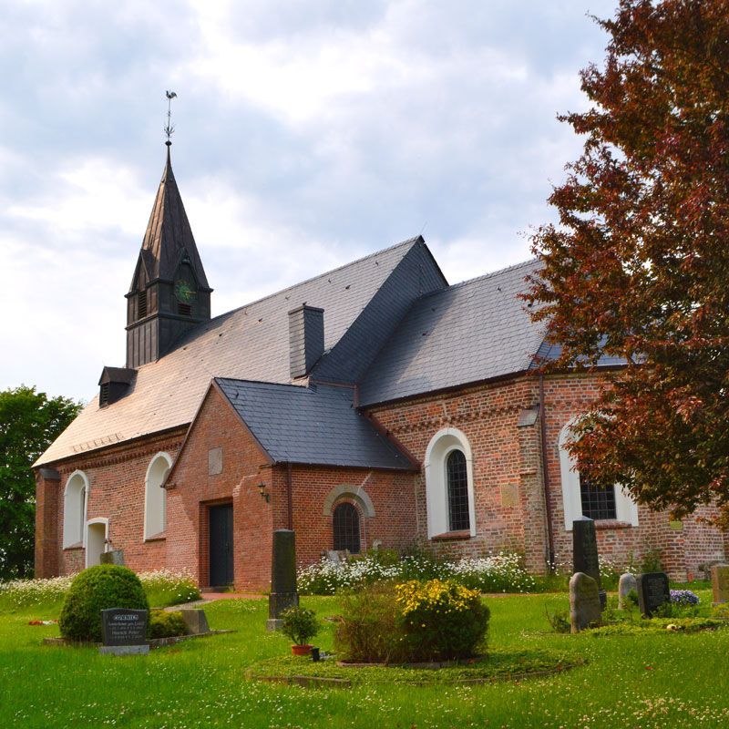 Link zu Seite St. Johannes!
Das Bild zeigt die Kirche St. Johannis in Poppenbüll