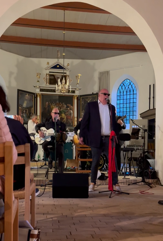 Konzert St. Jürgen Blues Band, Pastor Knippenberg singt.