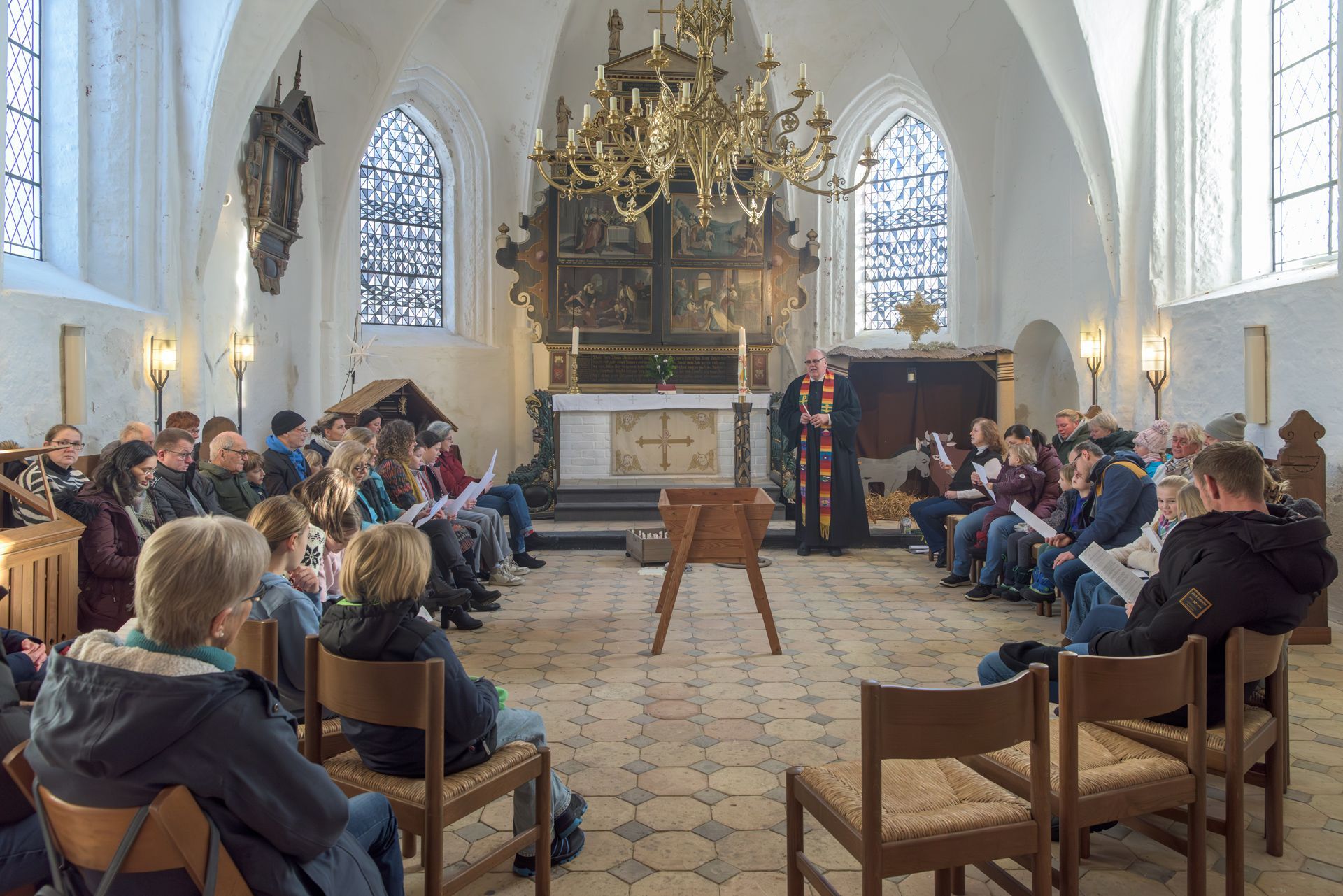 Blick auf Altar, links und rechts Teilnehmer Familiengottesdienst
