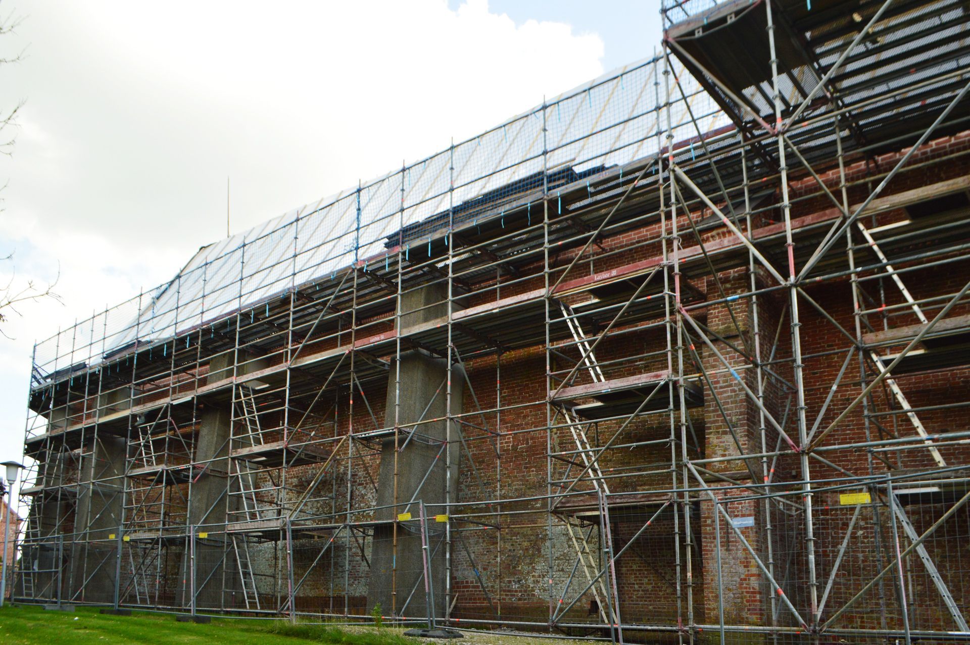 Bild zeigt die Sanierung des nördlichen Daches der Kirche St. Anna in Tetenbüll