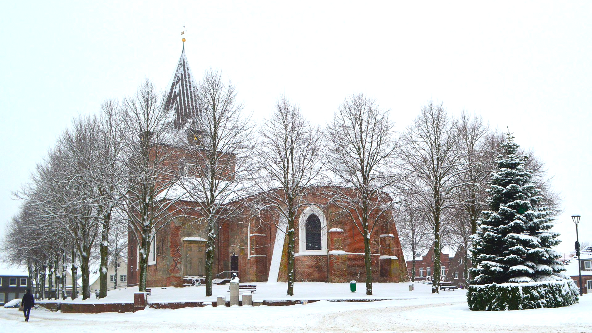 Das Bild zeigt die verschneite Kirche St. Christian in Garding Das Bild zeigt die verschneite Kirche St. Christian in Garding