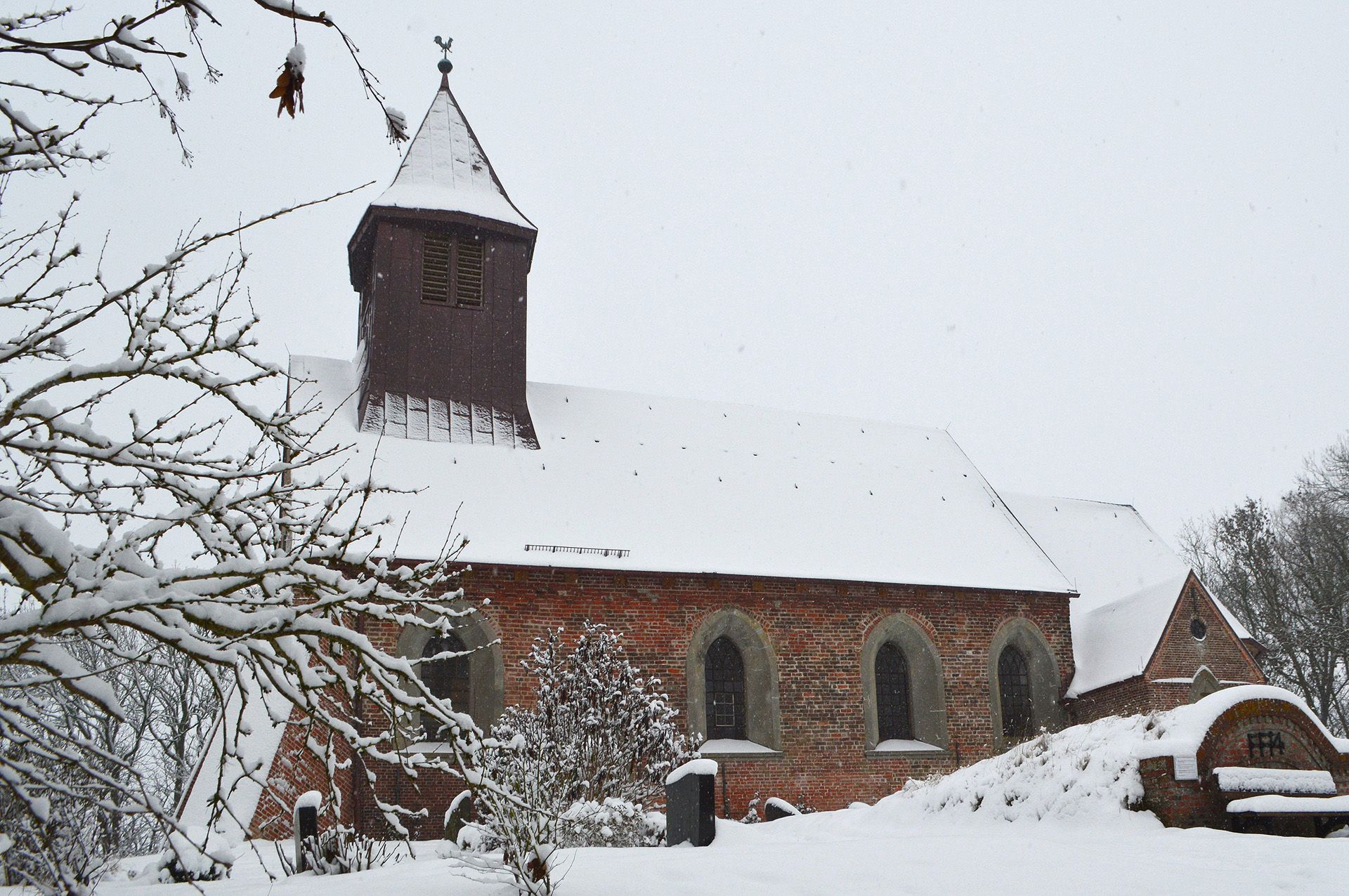 Das Bild zeigt die verschneite Kirche St. Martin im Winter