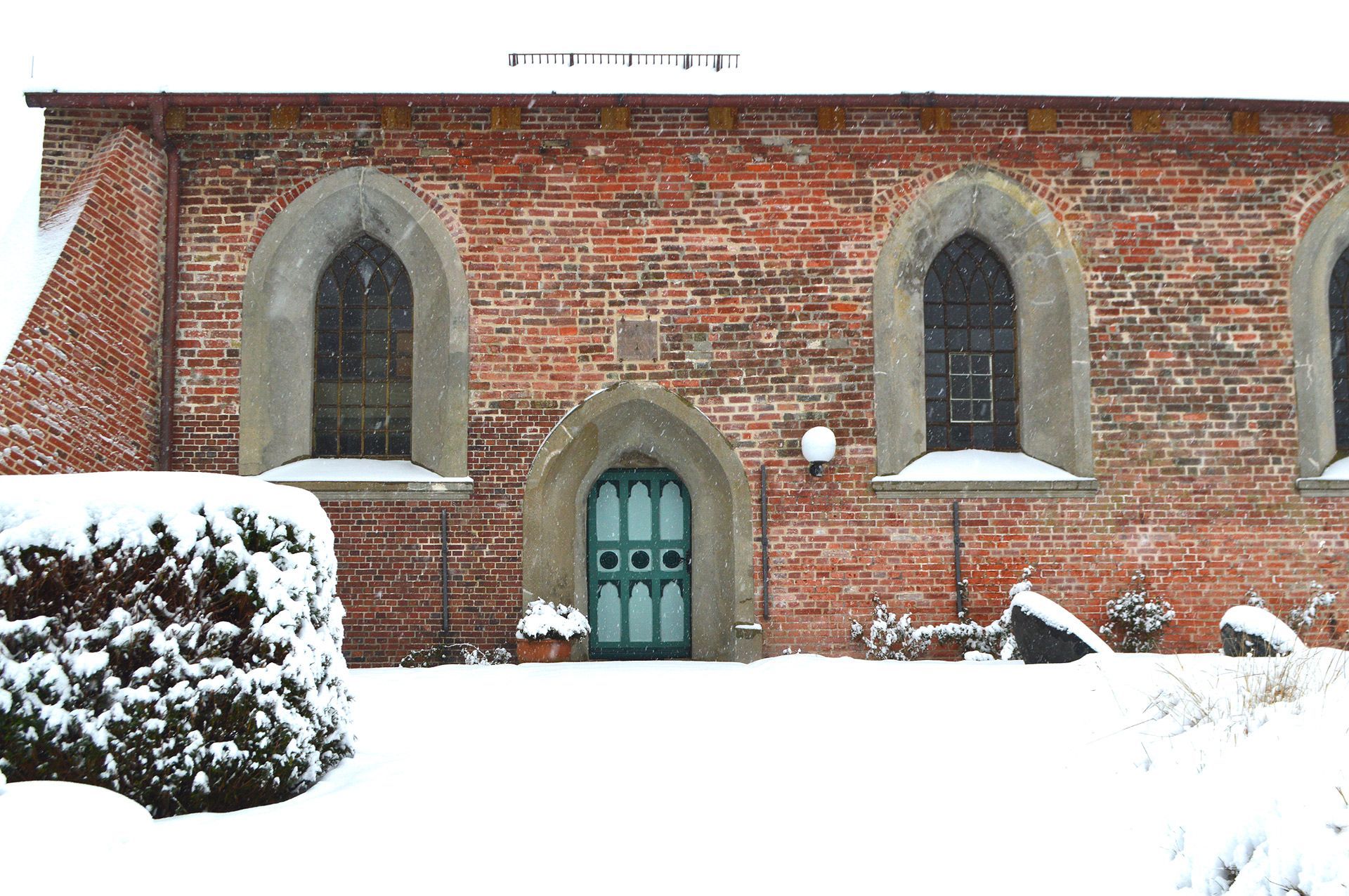 Das Bild zeigt die verschneite Kirche St. Martin im Winter 23